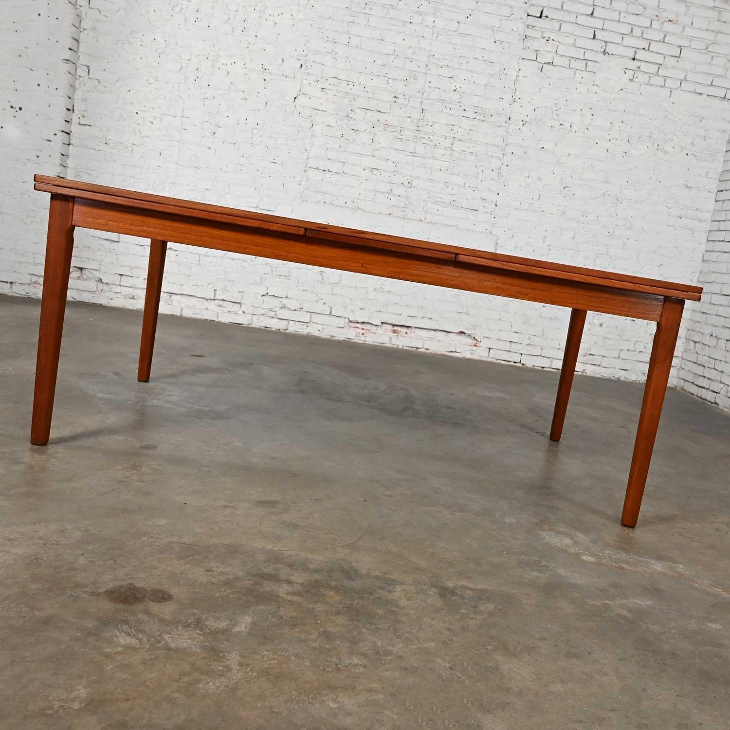 Danish Skovby Mobelfabrik A/S Scandinavian Modern Teak Draw Leaf Extending Dining Table