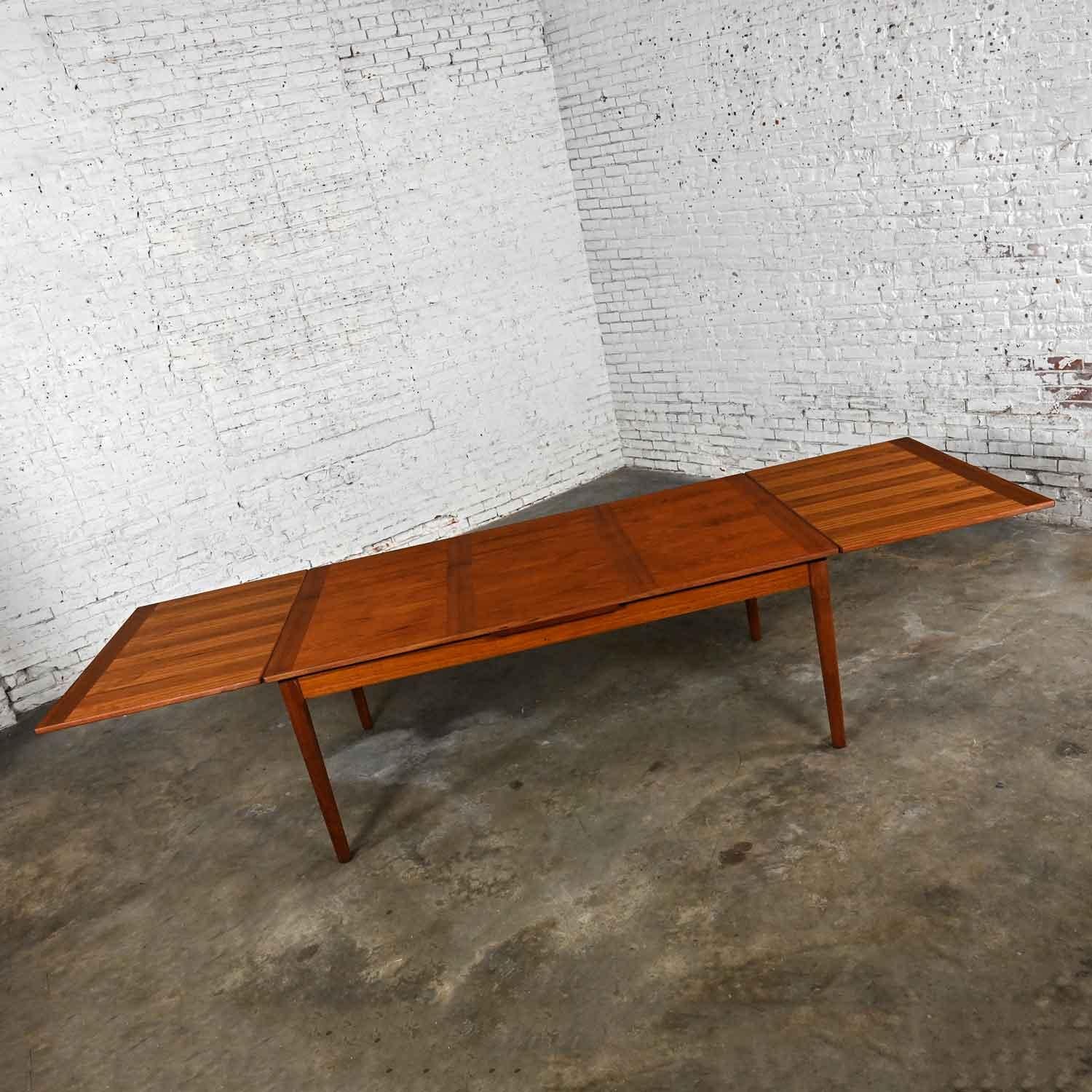 Skovby Mobelfabrik A/S Scandinavian Modern Teak Draw Leaf Extending Dining Table In Good Condition In Topeka, KS