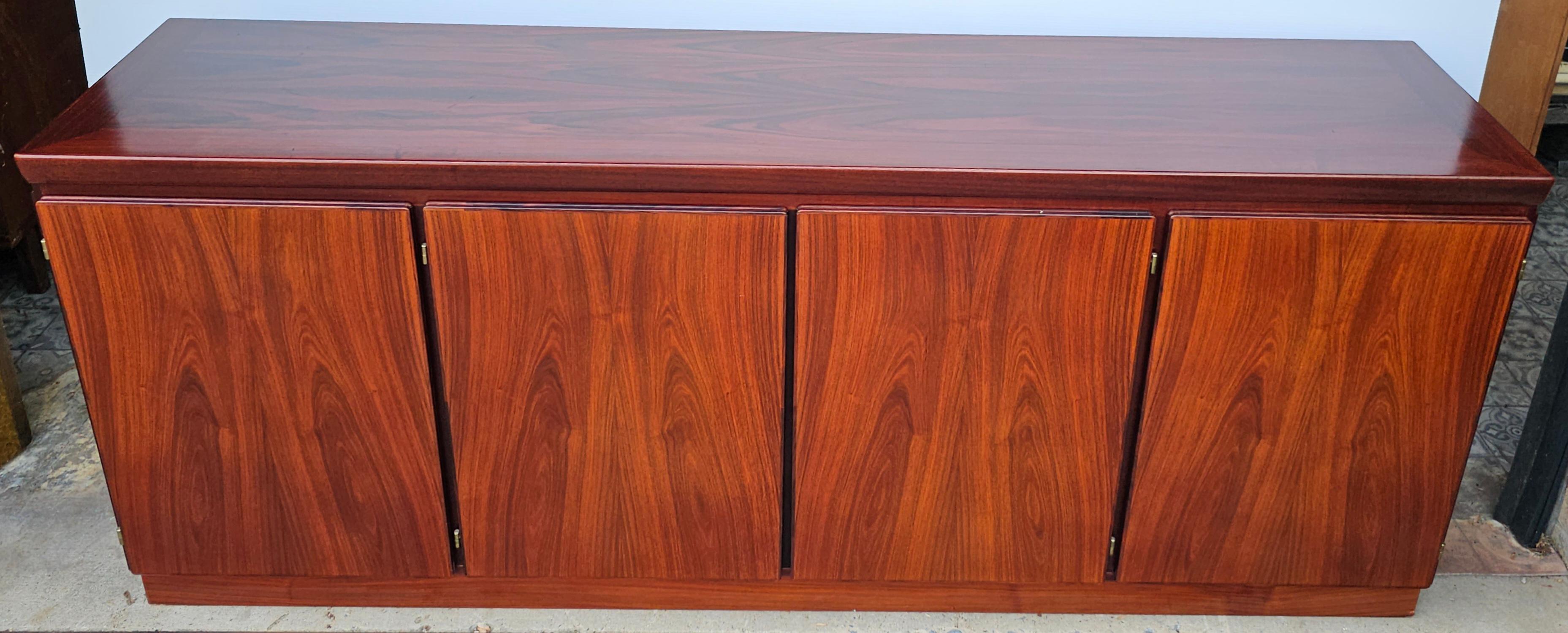 Skovby Mobelfabrik Credenza moderna di metà secolo in legno di palissandro in vendita 3