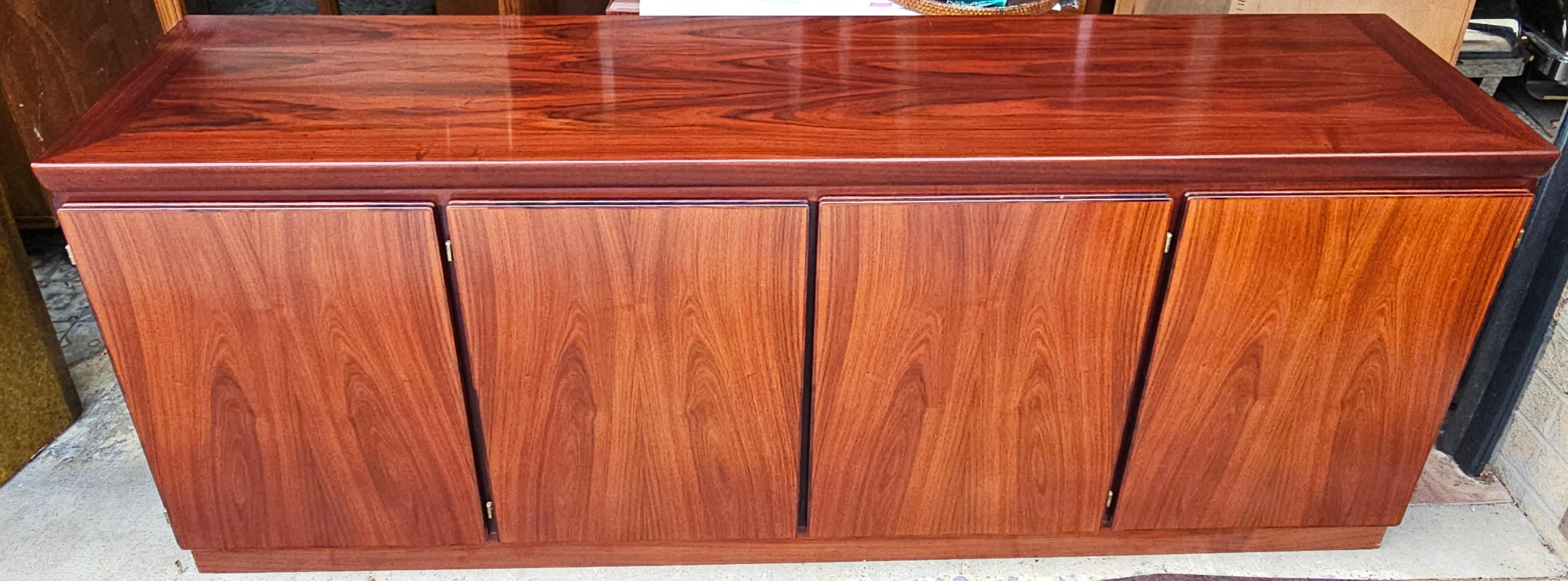 Scandinavo moderno Skovby Mobelfabrik Credenza moderna di metà secolo in legno di palissandro in vendita