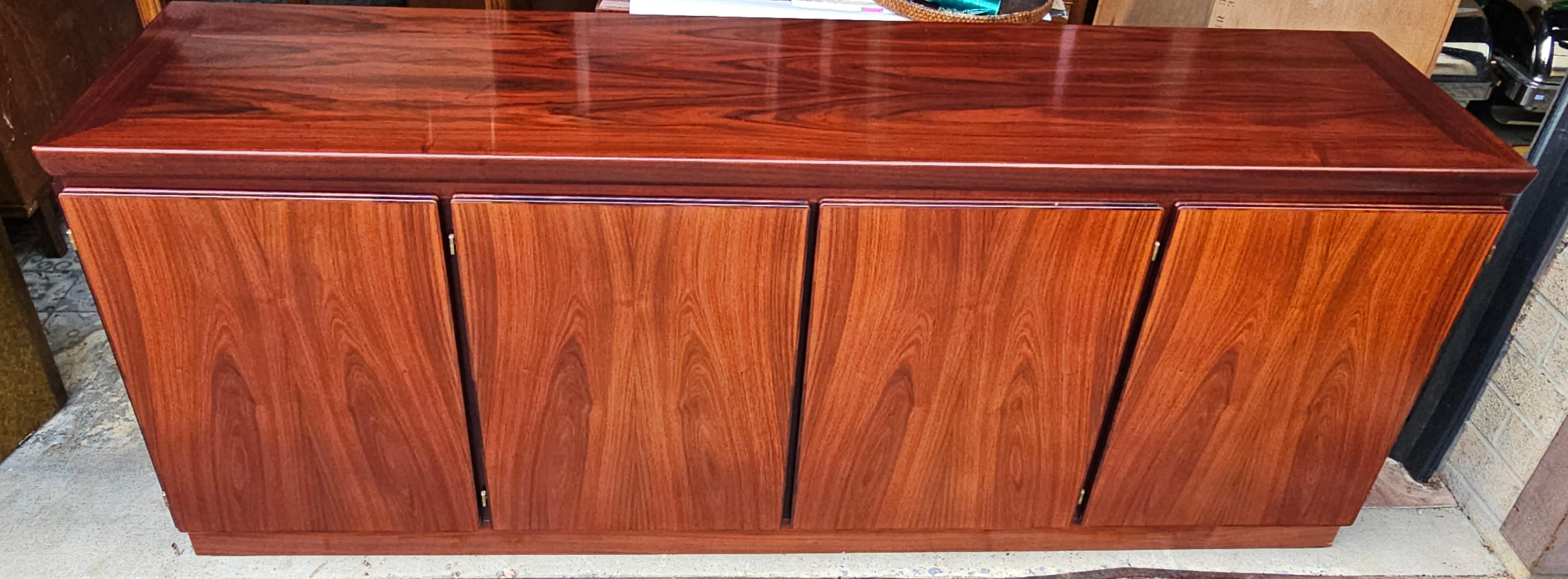 Impiallacciato Skovby Mobelfabrik Credenza moderna di metà secolo in legno di palissandro in vendita
