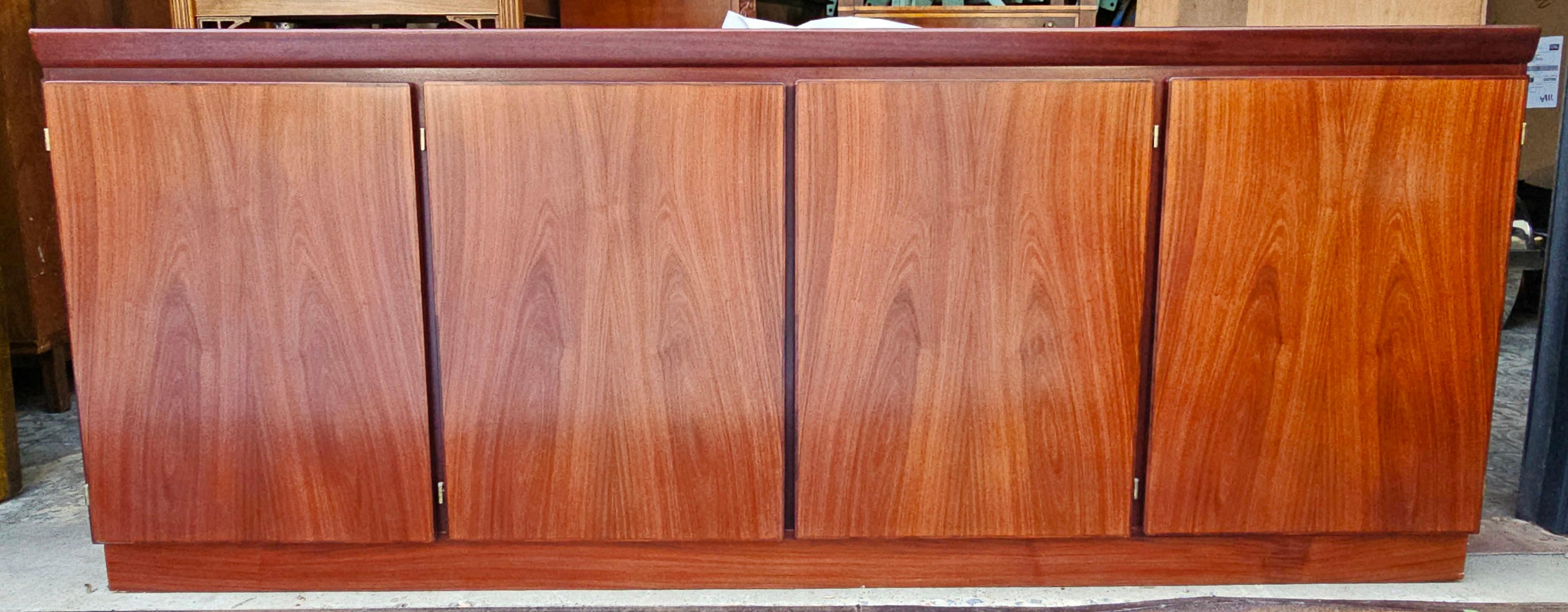 Skovby Mobelfabrik Credenza moderna di metà secolo in legno di palissandro In condizioni buone in vendita a Germantown, MD