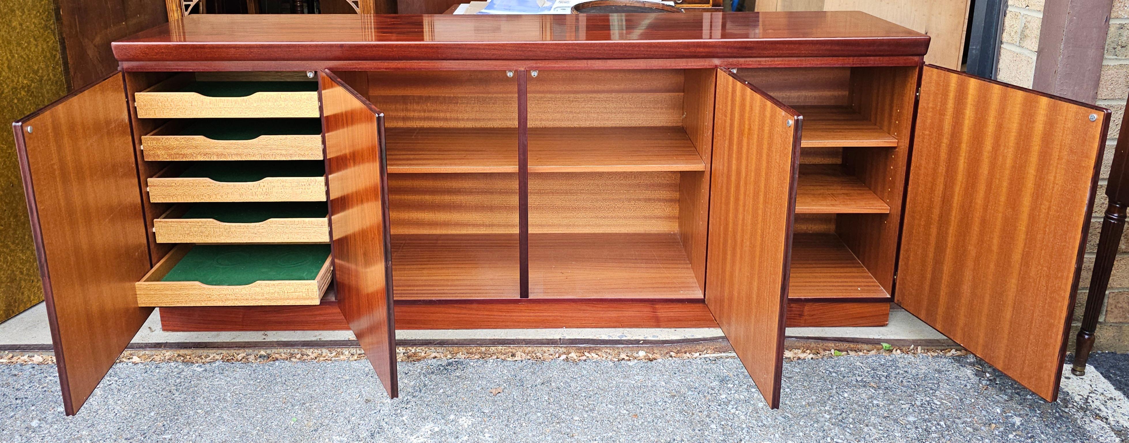Palissandro Skovby Mobelfabrik Credenza moderna di metà secolo in legno di palissandro in vendita