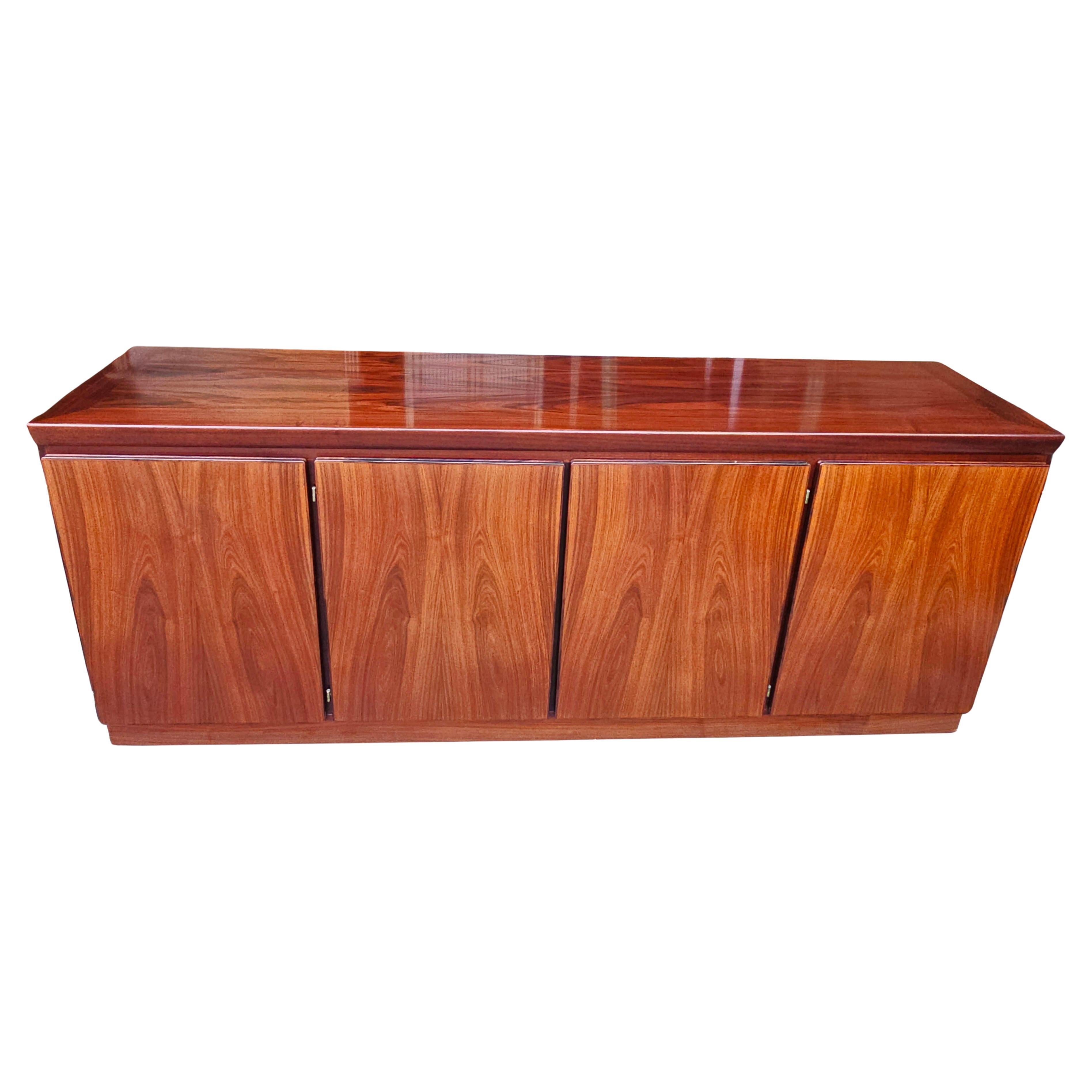 Un bellissimo buffet o server del Midcentury Modern che potrebbe essere utilizzato anche come console per la TV ed è firmato 