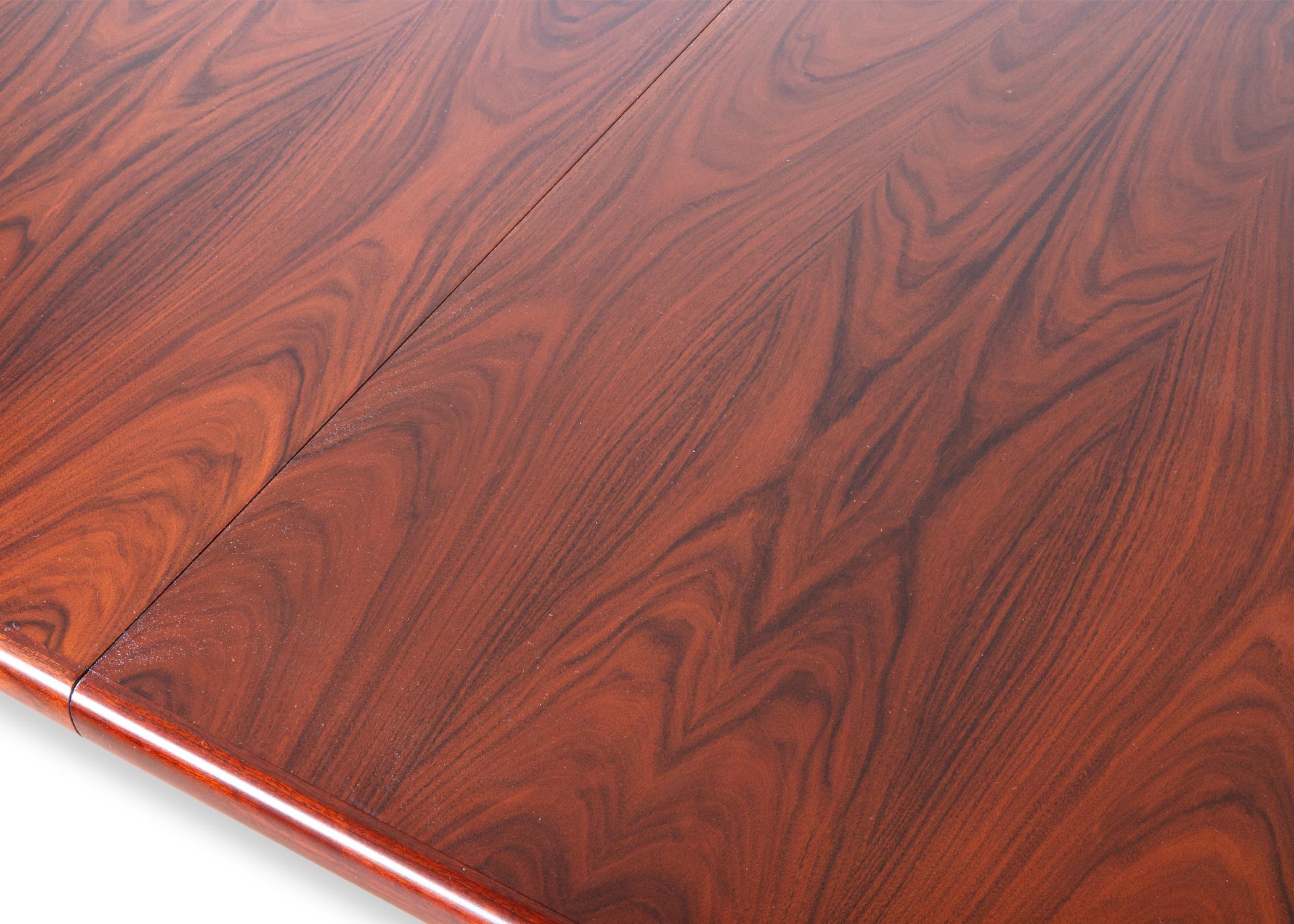 Ein Esstisch Scovby Nr. 74. Ein wahrhaft atemberaubender dänischer Esstisch aus wunderschön geschnitztem Palisanderholz. Palisander ist selten und wunderschön, mit einer Farbe und Maserung, die sich von allen heutigen Produkten unterscheidet. Dieser