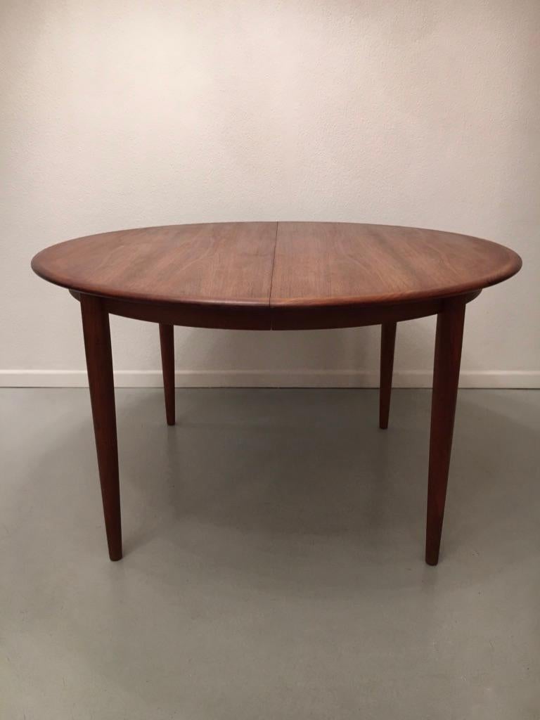Round extendable teak dining table produced by Skovmand & Andersen, Denmark, circa 1960.
Measures: 125 cm diameter + 2 leaves of 50 cm each (125-175-225 cm) height 72 cm
Manufacturer label.
 
