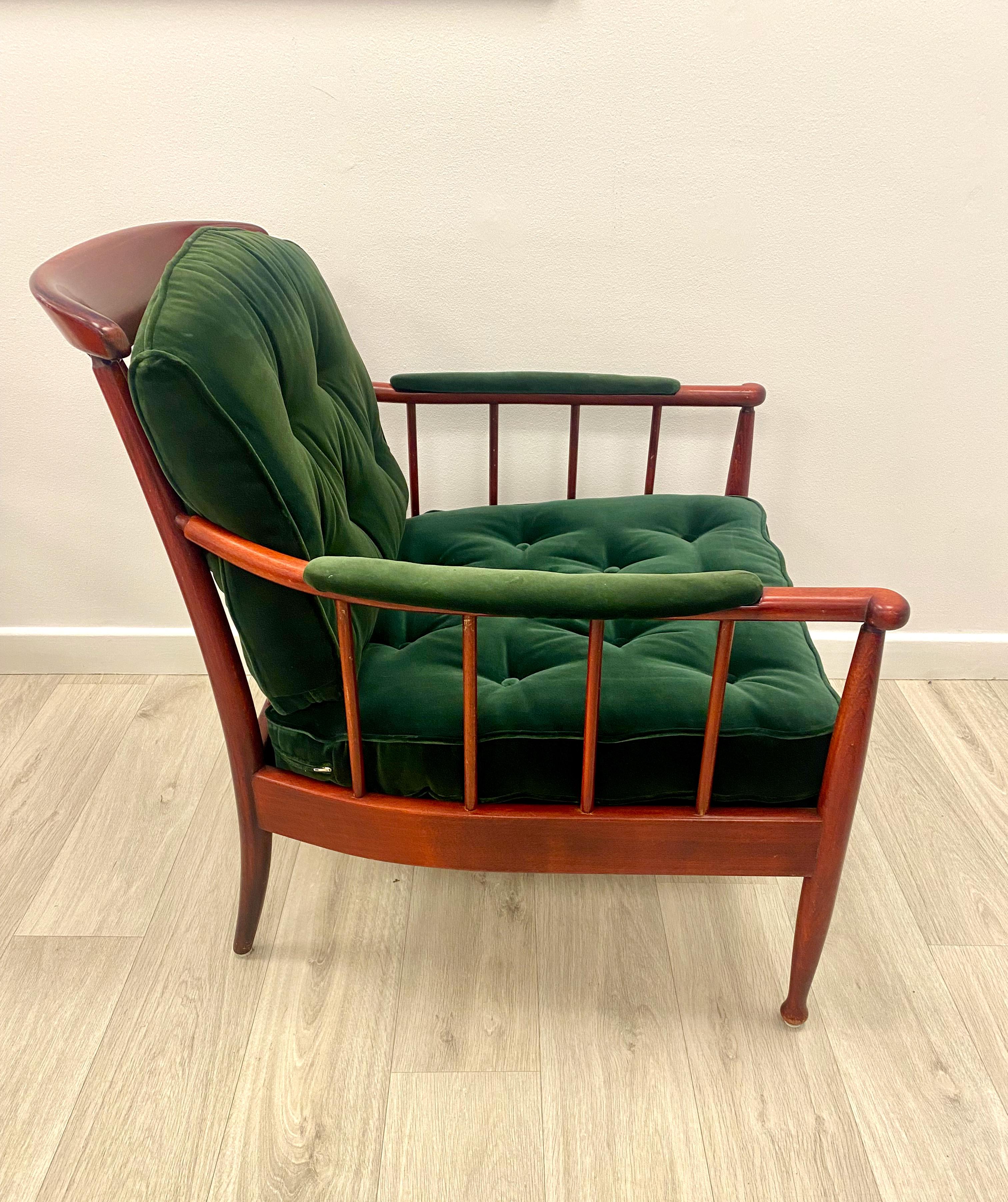 A set of 2 Skrindan chairs with new emerald green velvet cushions.

For the armchair Skrindan (eng. The wagon) from 1963, Hörlin Holmquist took inspiration from the iconic Gripsholms armchair, created during the 18th century. Skridan was produced by