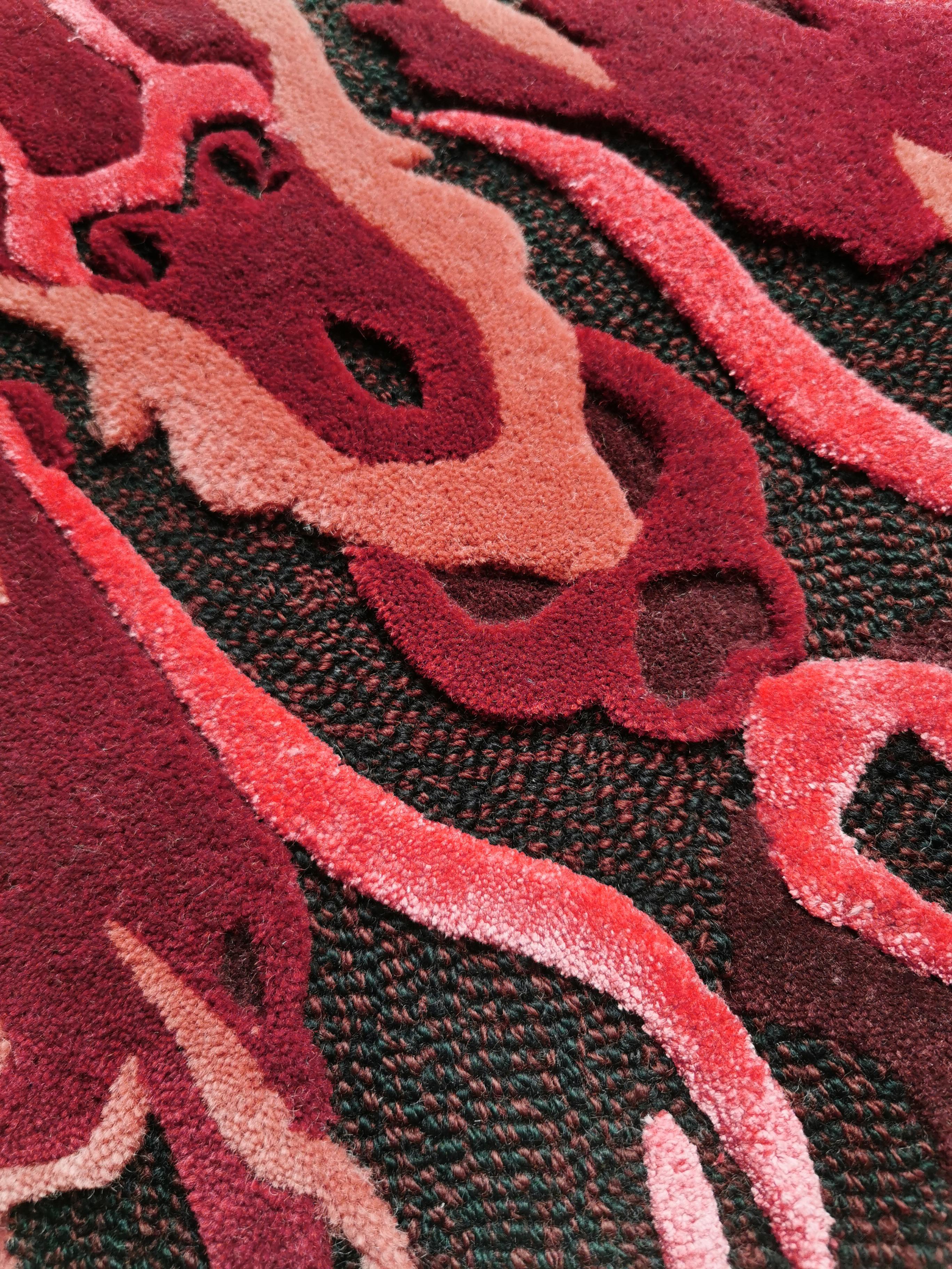 Tappeto Skuld Red di Studio A
Dimensioni: L 250 x L 350 cm.
Materiali: Lana e tencel.

Disponibile in sette dimensioni: 90 x 240 cm, 140 x 200 cm, 170 x 240 cm, 200 x 300 cm, 250 x 350 cm, 300 x 400 cm e 350 x 450 cm. Disponibile anche in misure