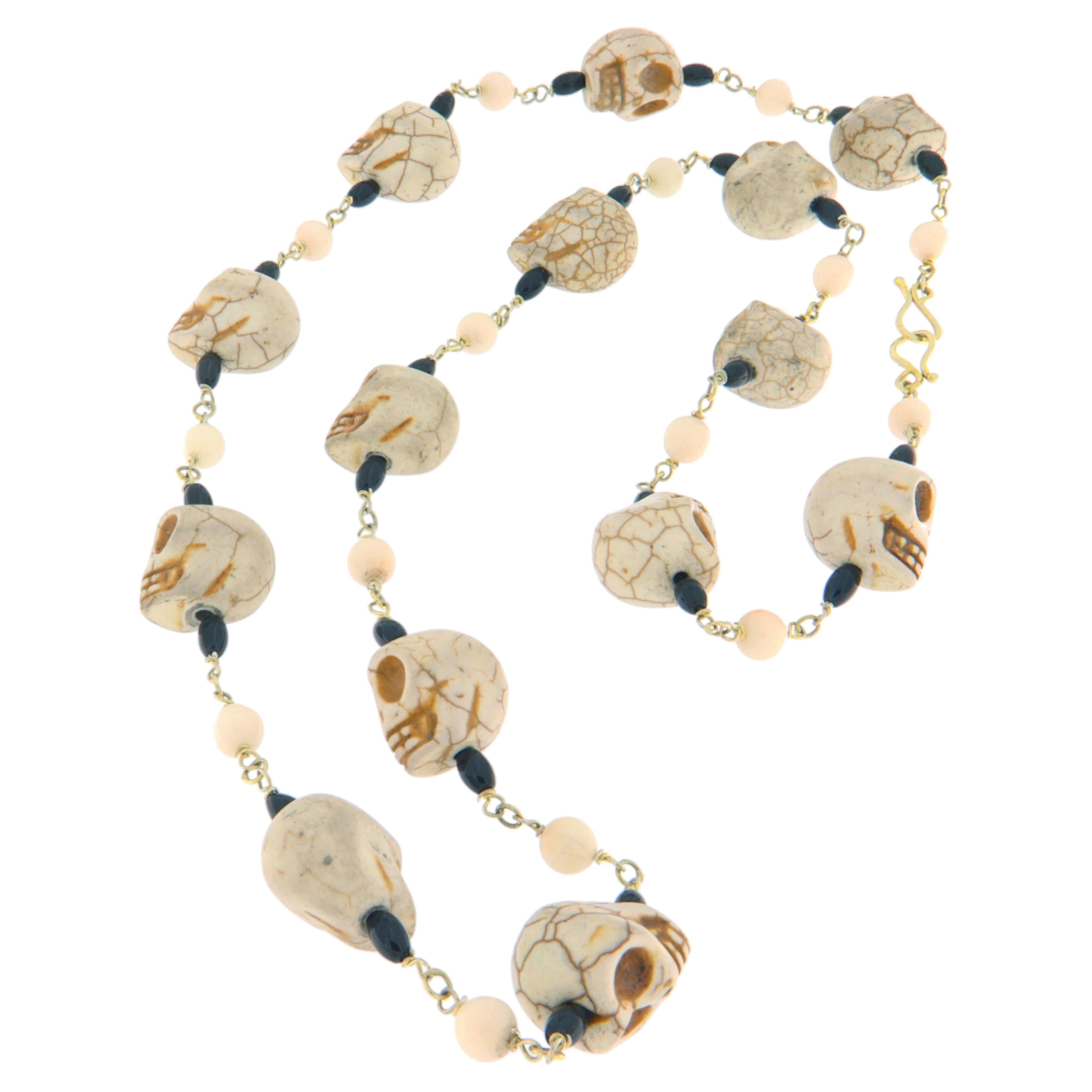 Collar artesanal de calavera de plata 800 con ónice y coral, Italia 1970 en venta