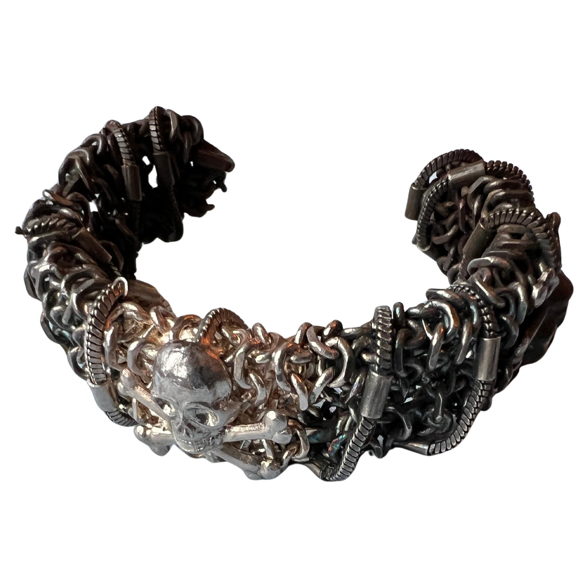 Questo bracciale a catena con osso di teschio di J DAUPHIN è un raro pezzo vintage del 2008, realizzato a mano a Parigi e originariamente pubblicato su Vogue, che riflette il linguaggio di design audace e da collezione del marchio. Realizzato in