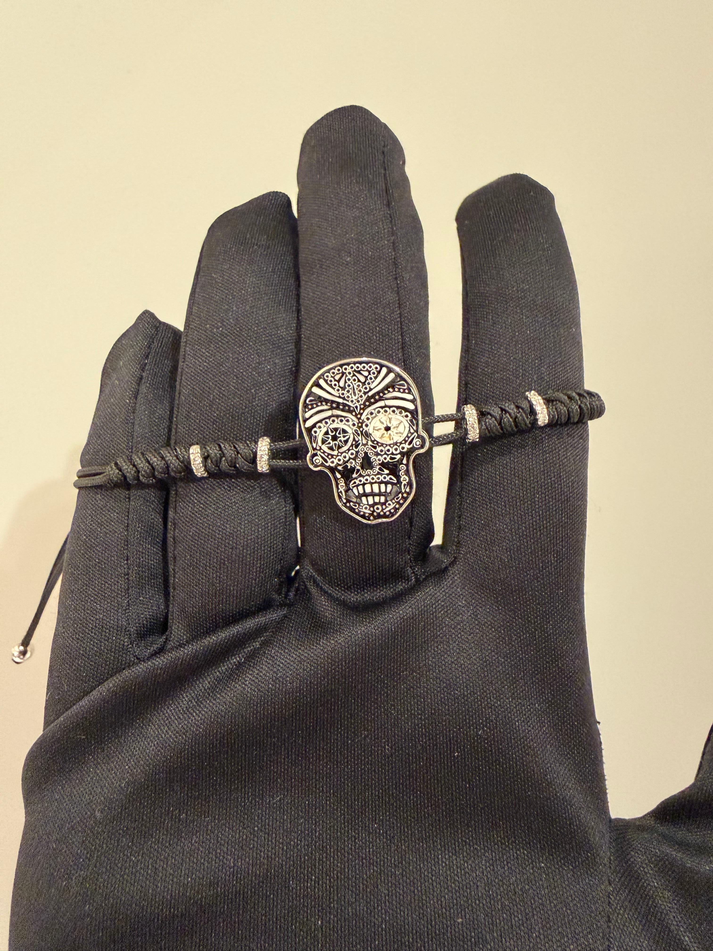 Les artistes de la micro-mosaïque ont tissé à la main de minuscules tiges d'émail vénitien obtenues par la fusion à haute température de neuf couleurs de base avec de la poussière de diamant, réalisant ainsi des combinaisons infinies de tons et de