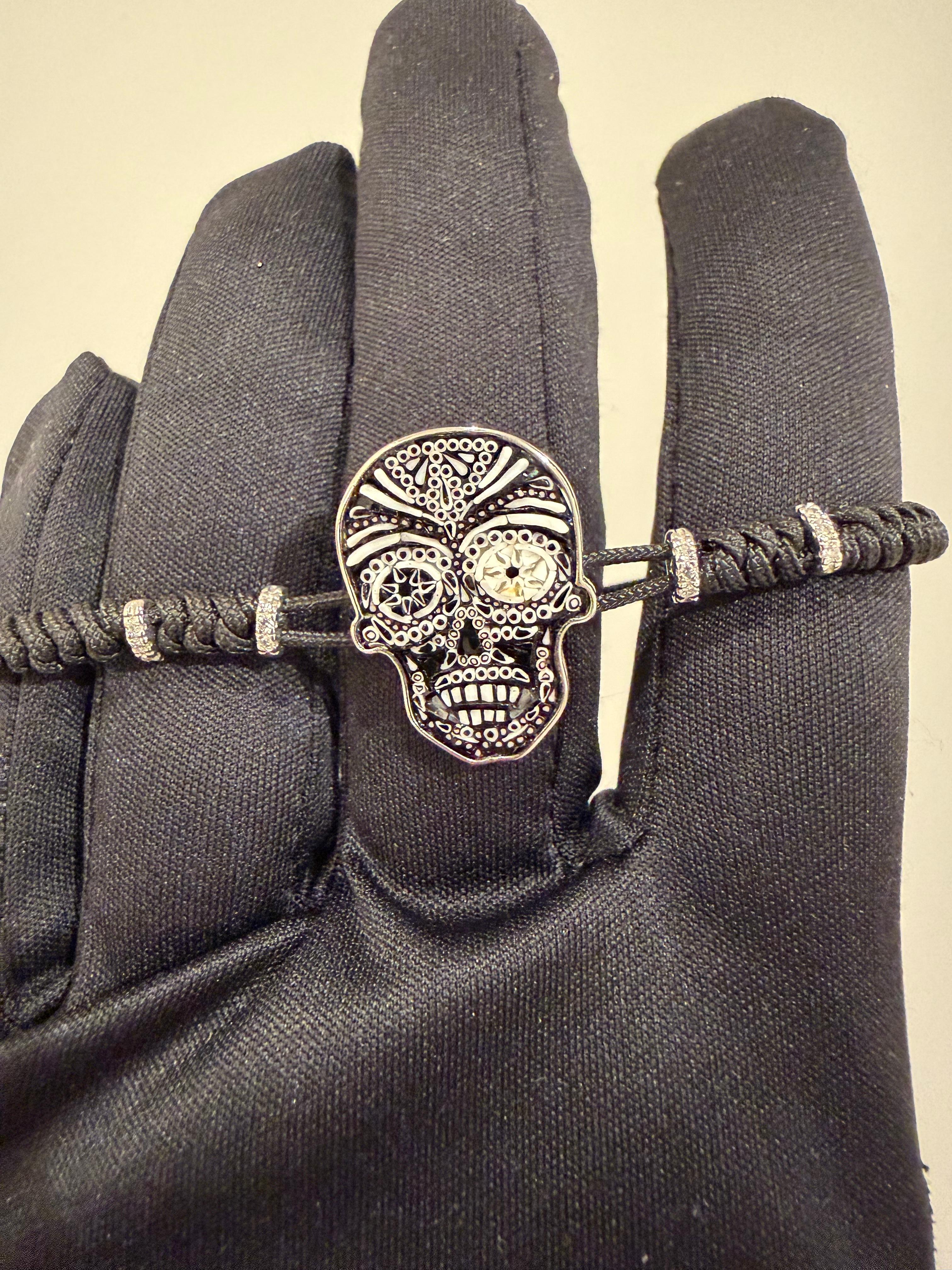 Contemporain Bracelet élégant en or blanc et diamants blancs décorés à la main avec de la micro-mosaïque en vente