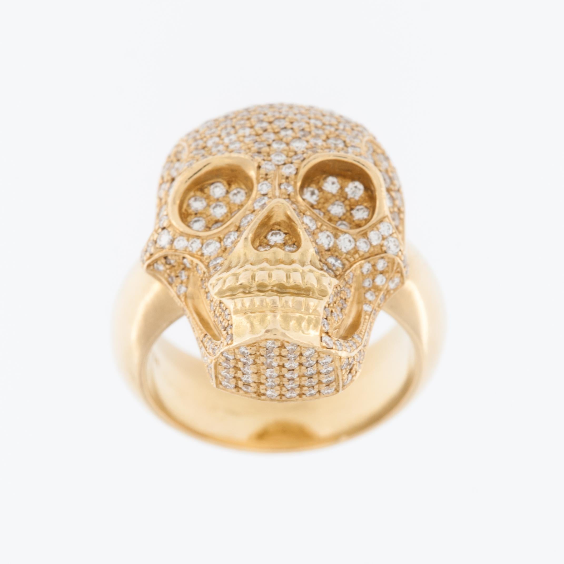 La bague Skull Design/One en or jaune 18kt avec diamants est un bijou unique et saisissant qui allie le luxe à une esthétique avant-gardiste. La bague est fabriquée en or jaune 18 carats de haute qualité, ce qui lui confère une grande durabilité et