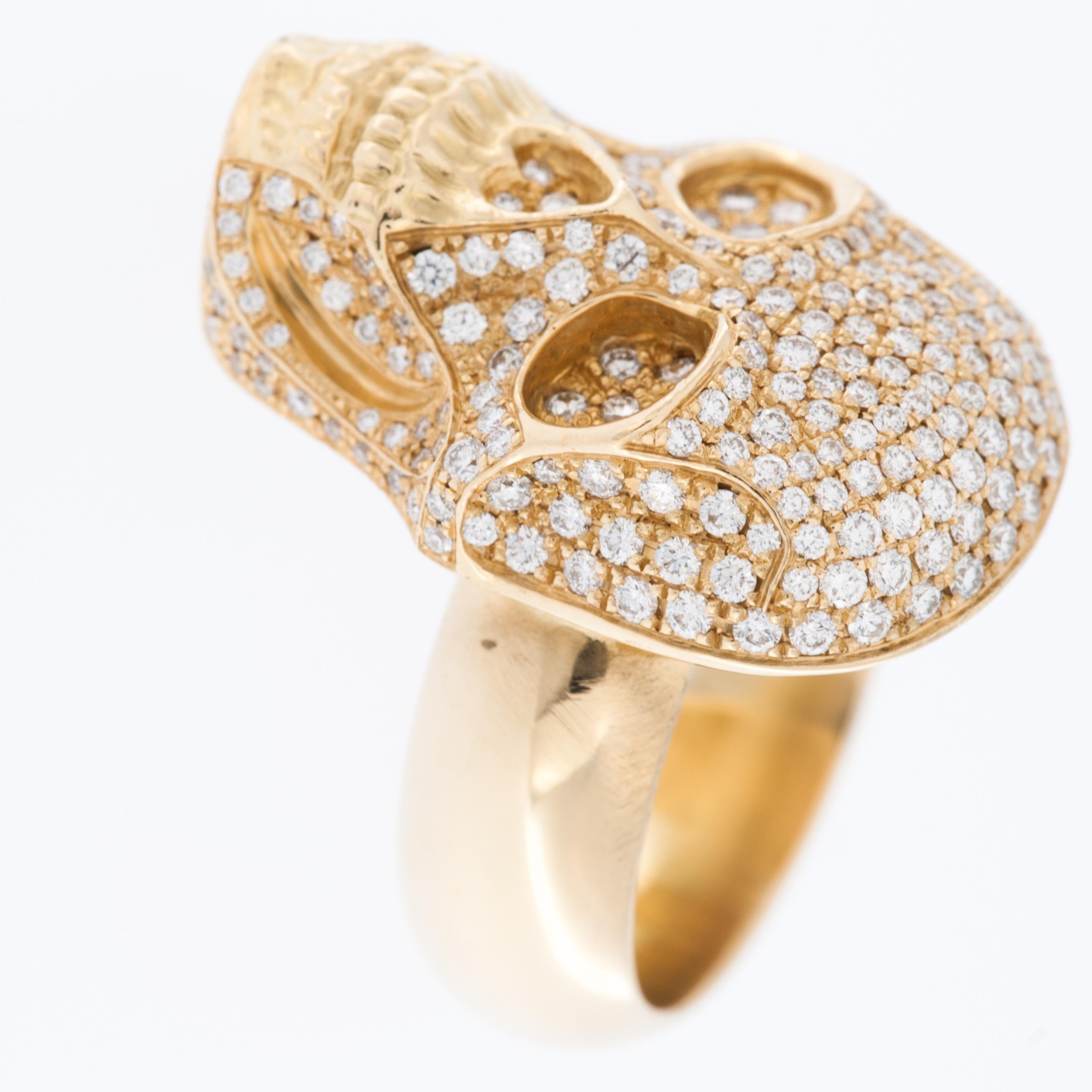 Contemporain Bague en or jaune 18 carats à motif tête de mort avec diamants en vente