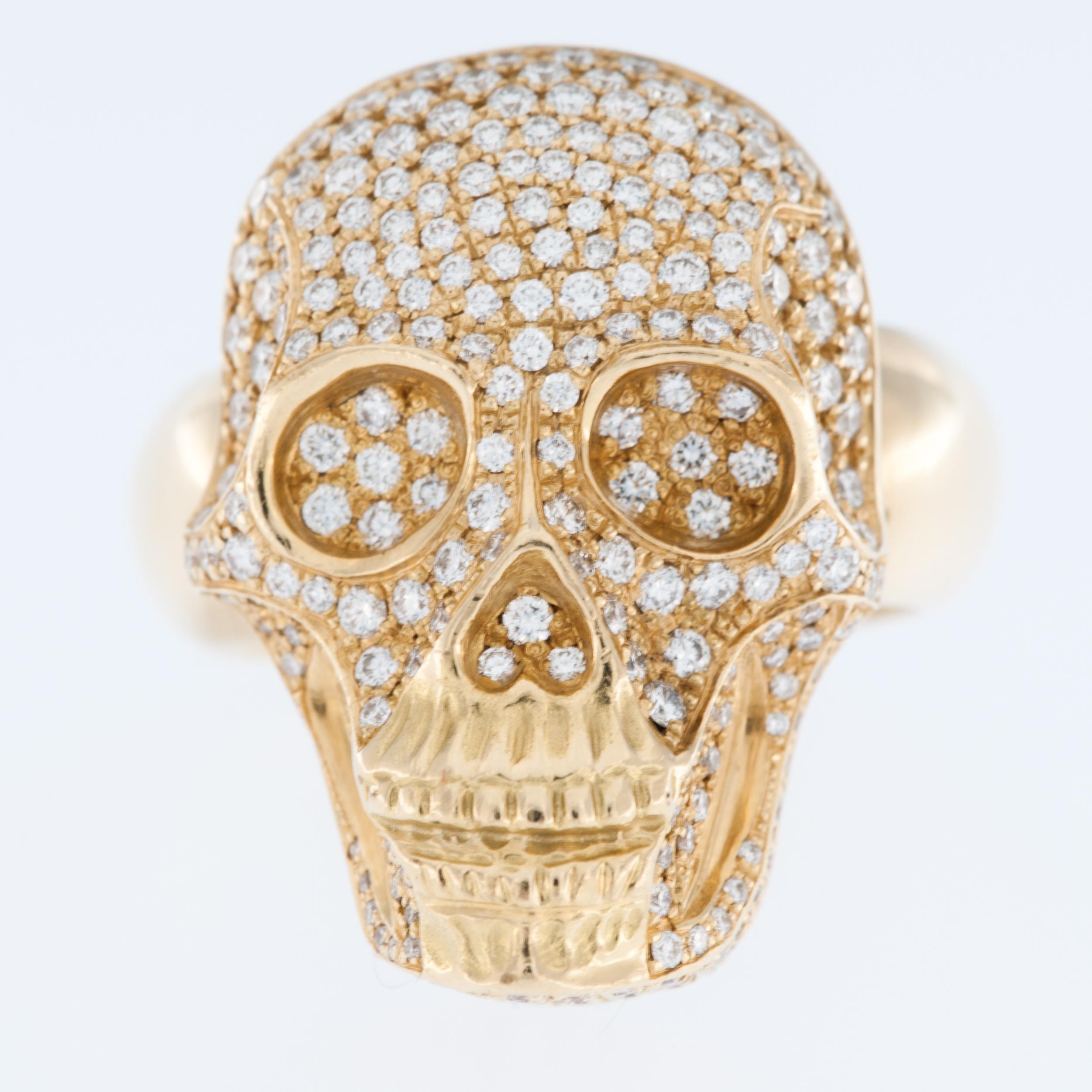 Ring aus 18 Karat Gelbgold mit Totenkopfmuster und Diamanten (Brillantschliff) im Angebot