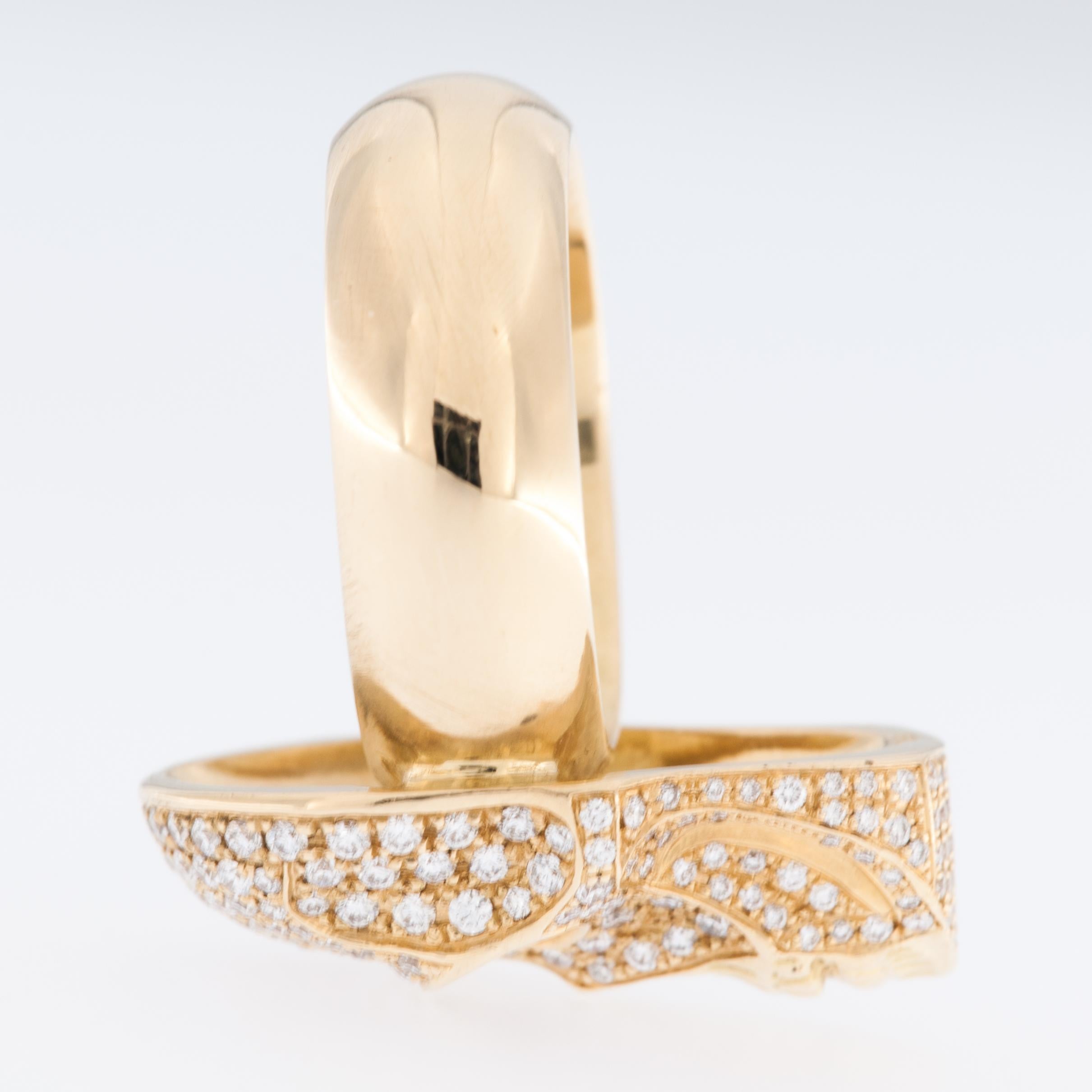 Ring aus 18 Karat Gelbgold mit Totenkopfmuster und Diamanten im Angebot 3