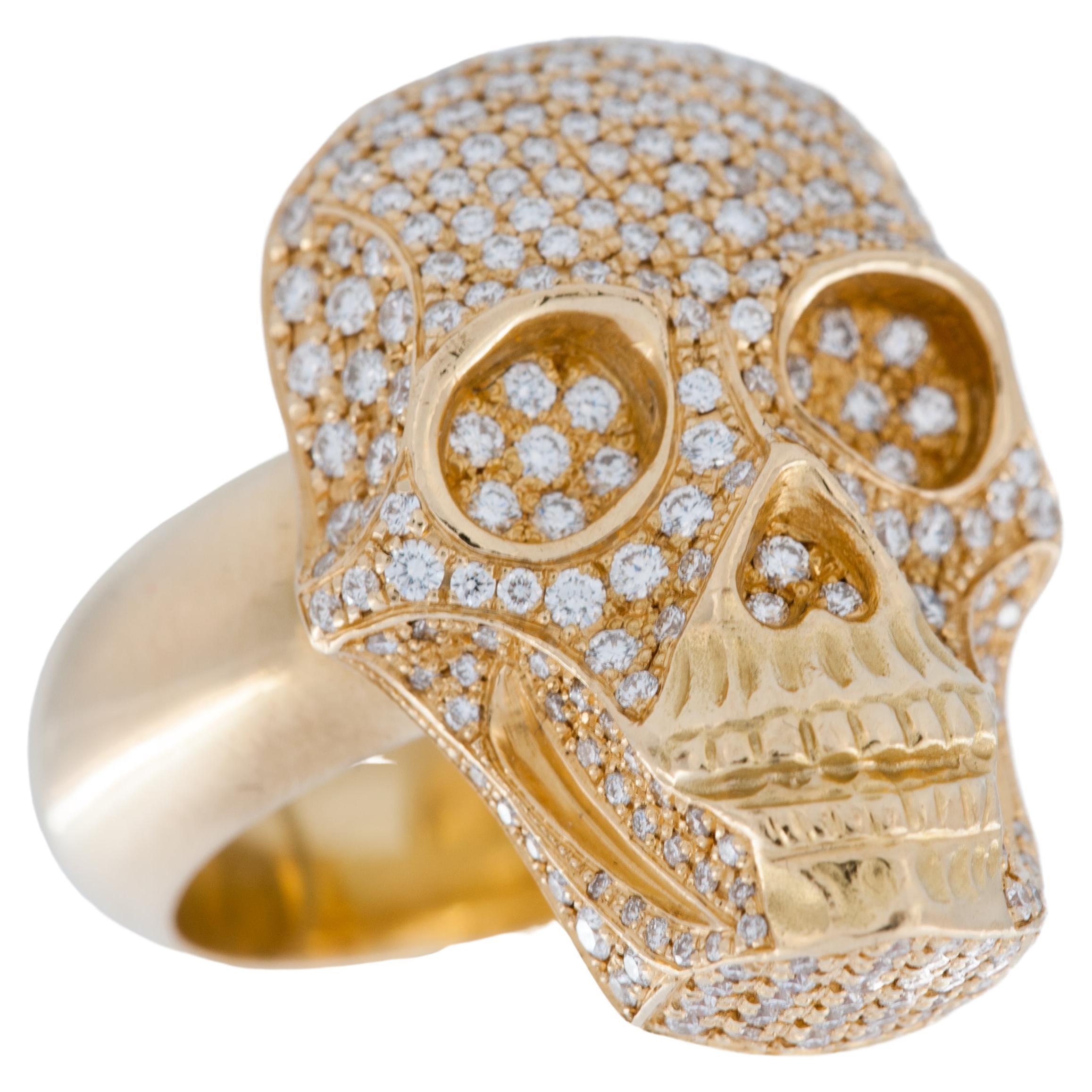 Bague en or jaune 18 carats à motif tête de mort avec diamants en vente