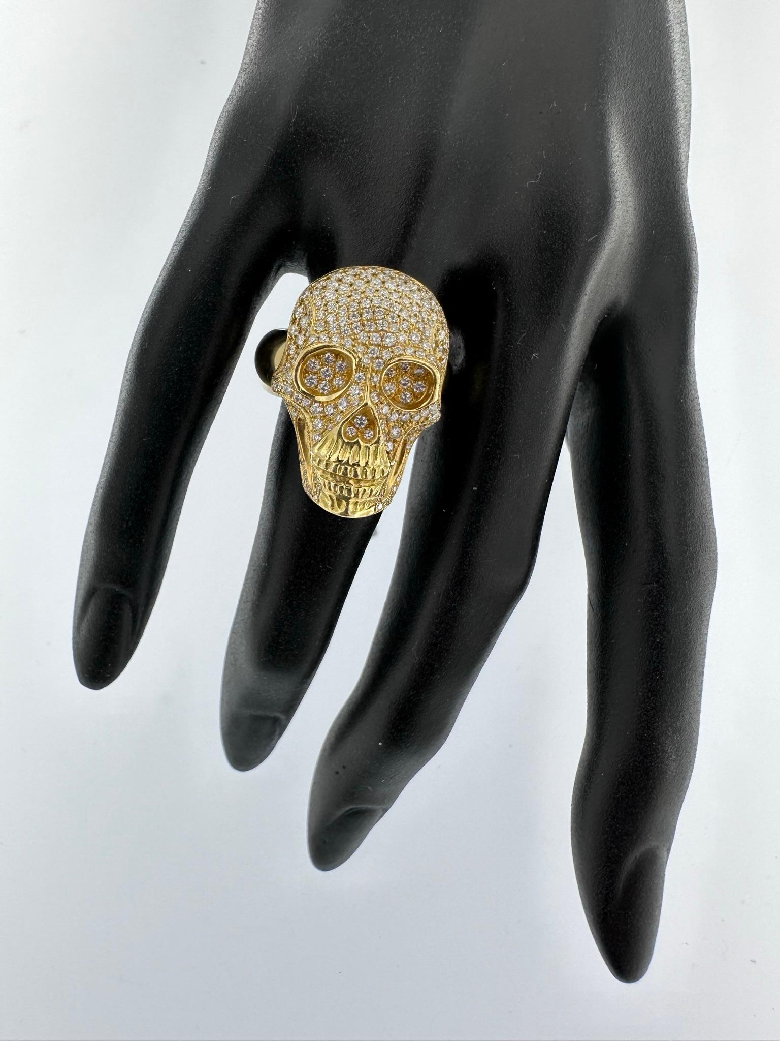 Bague en or jaune 18 carats à motif tête de mort avec diamants en vente 4