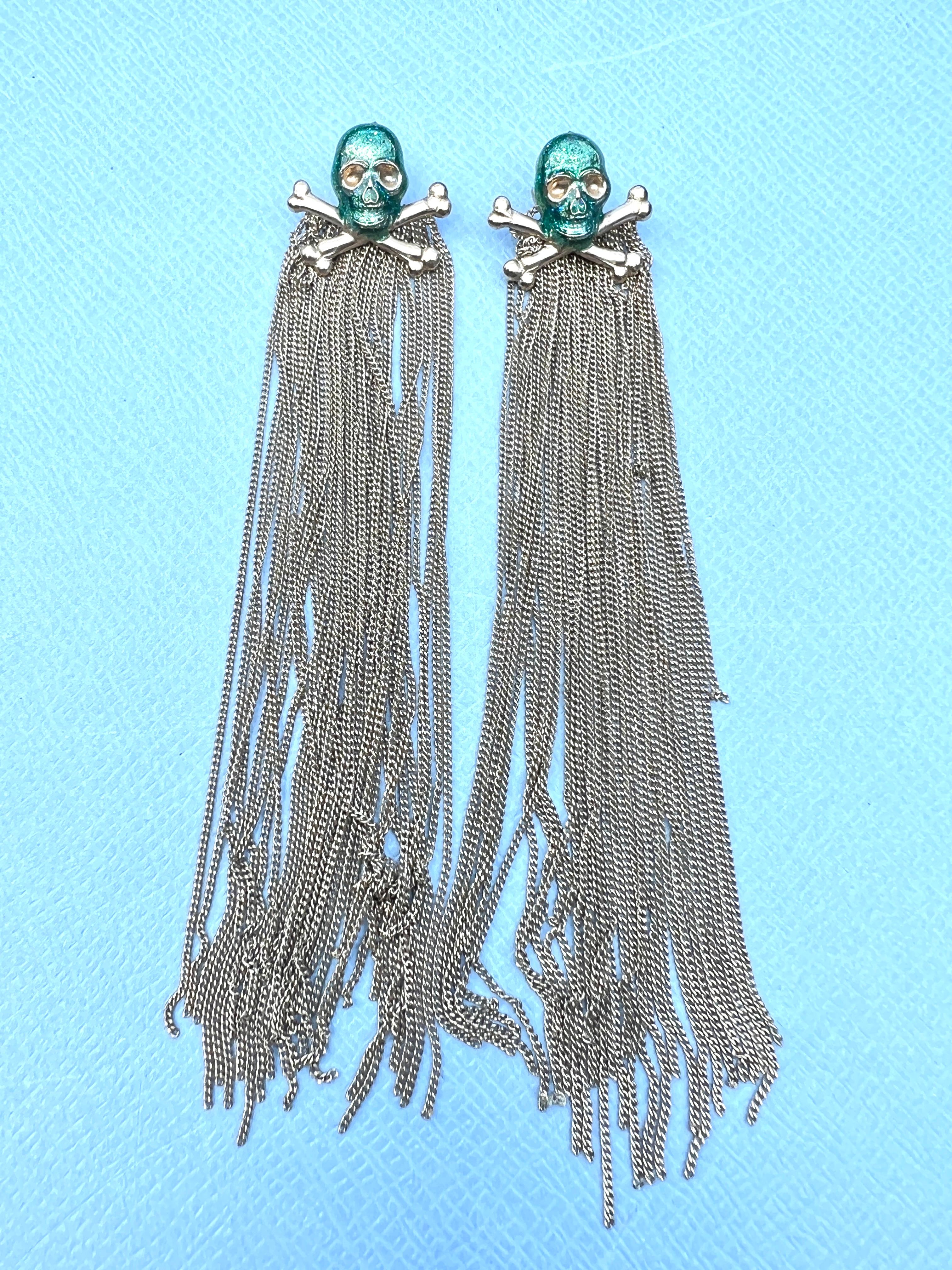 Moderne Boucles d'oreilles tête de mort émail vert multi-chaînes pendantes en vente