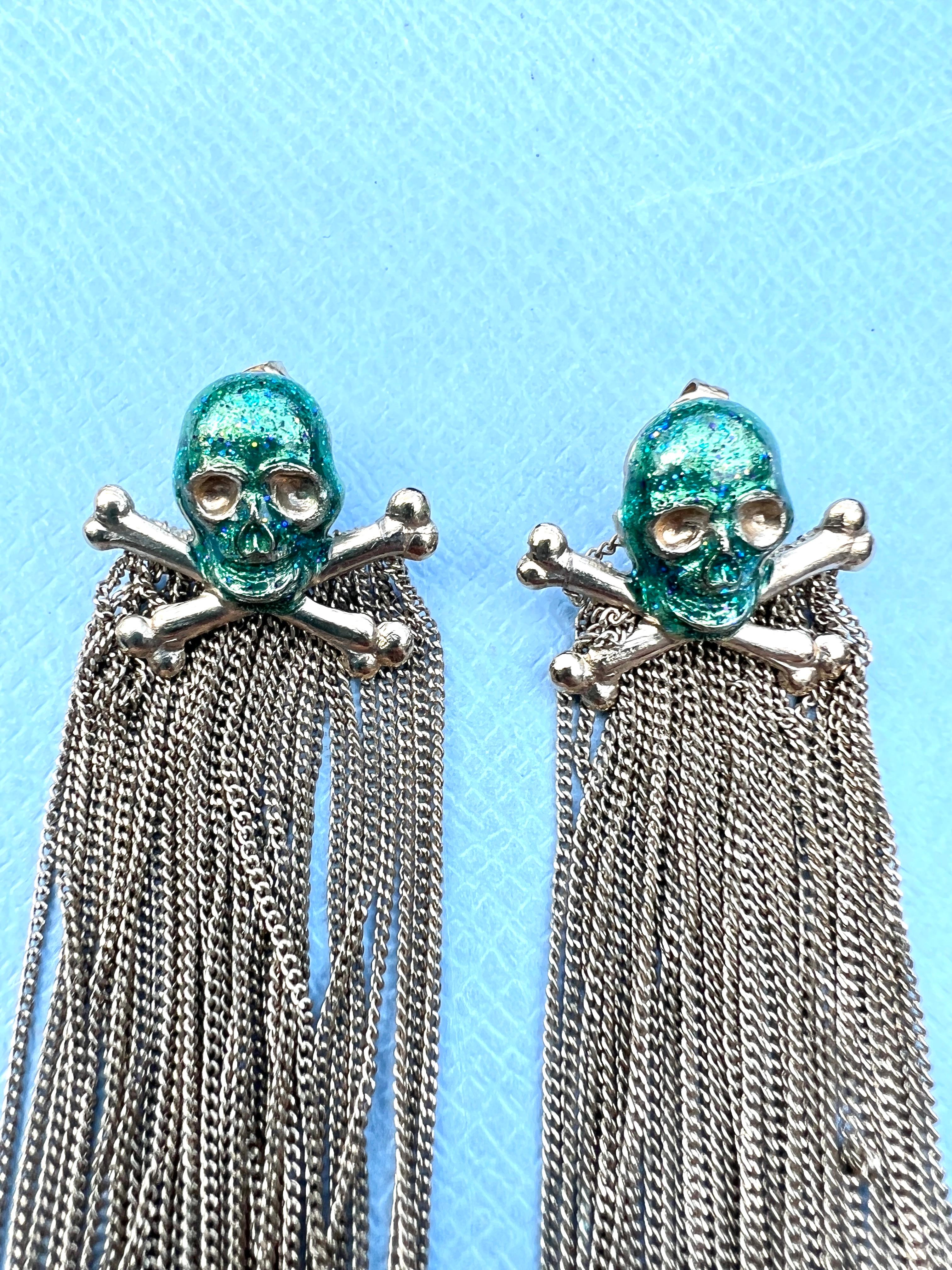 Boucles d'oreilles tête de mort émail vert multi-chaînes pendantes Neuf - En vente à Los Angeles, CA