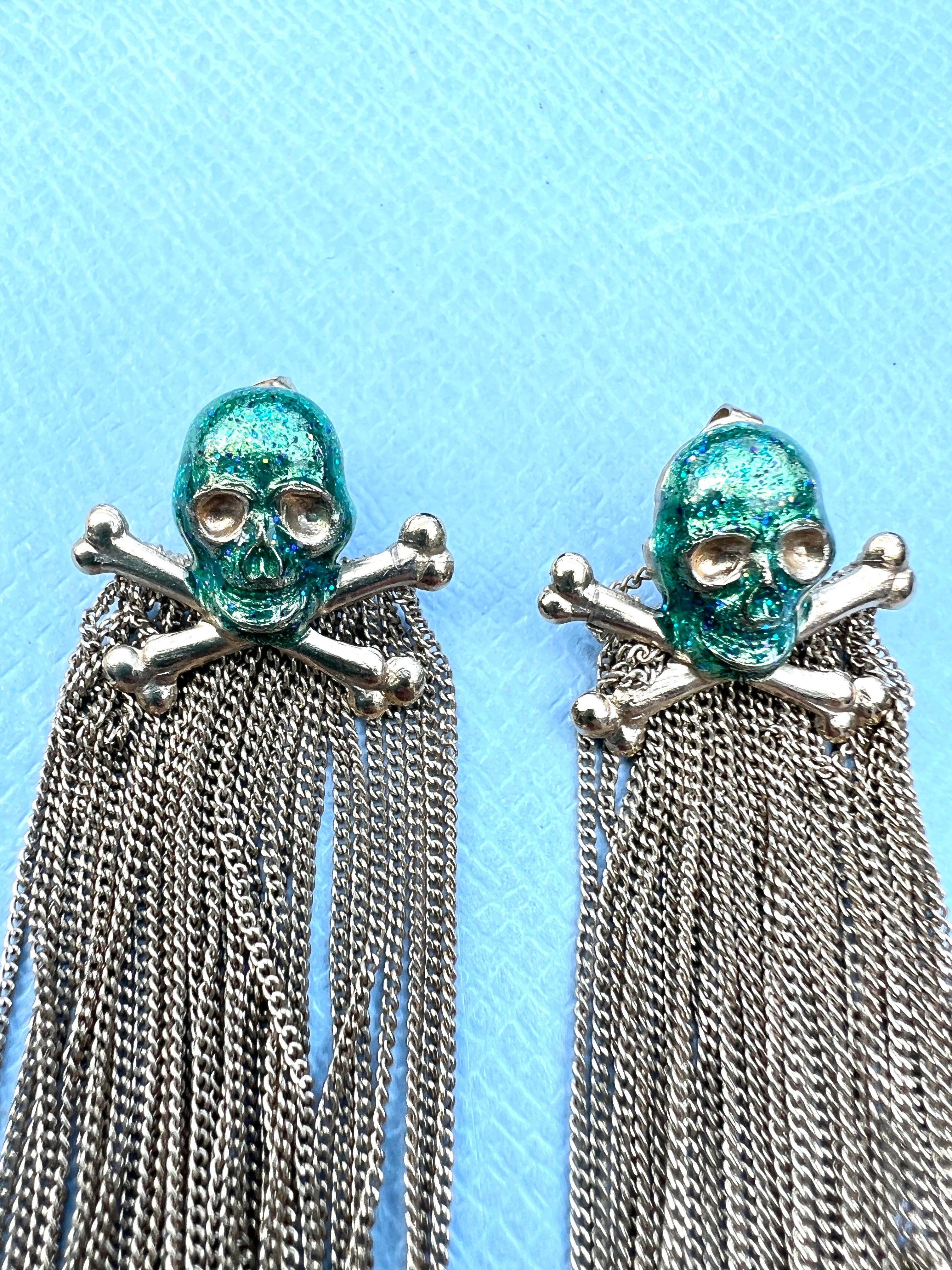 Boucles d'oreilles tête de mort émail vert multi-chaînes pendantes en vente 1