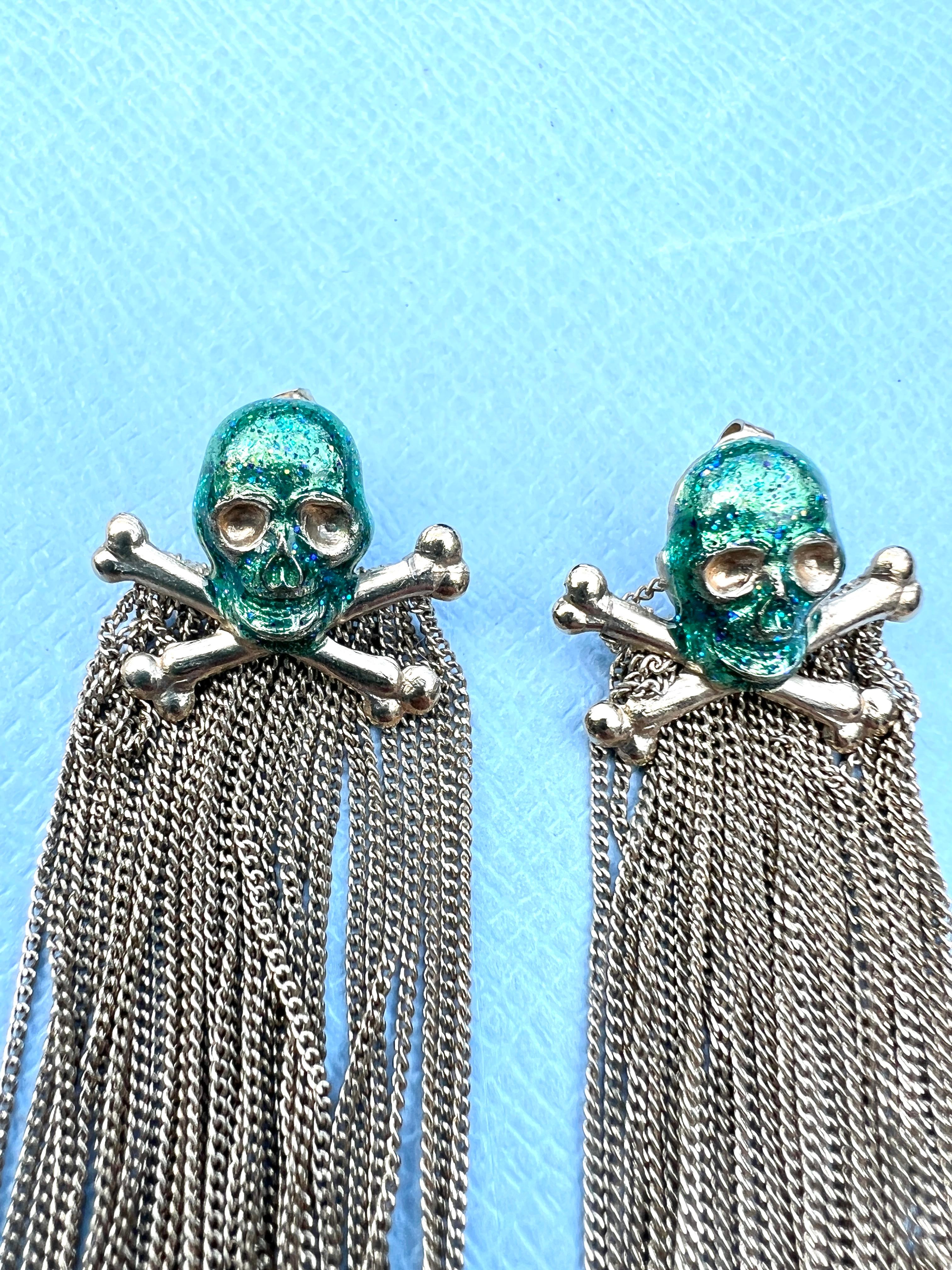 Boucles d'oreilles tête de mort émail vert multi-chaînes pendantes en vente 2