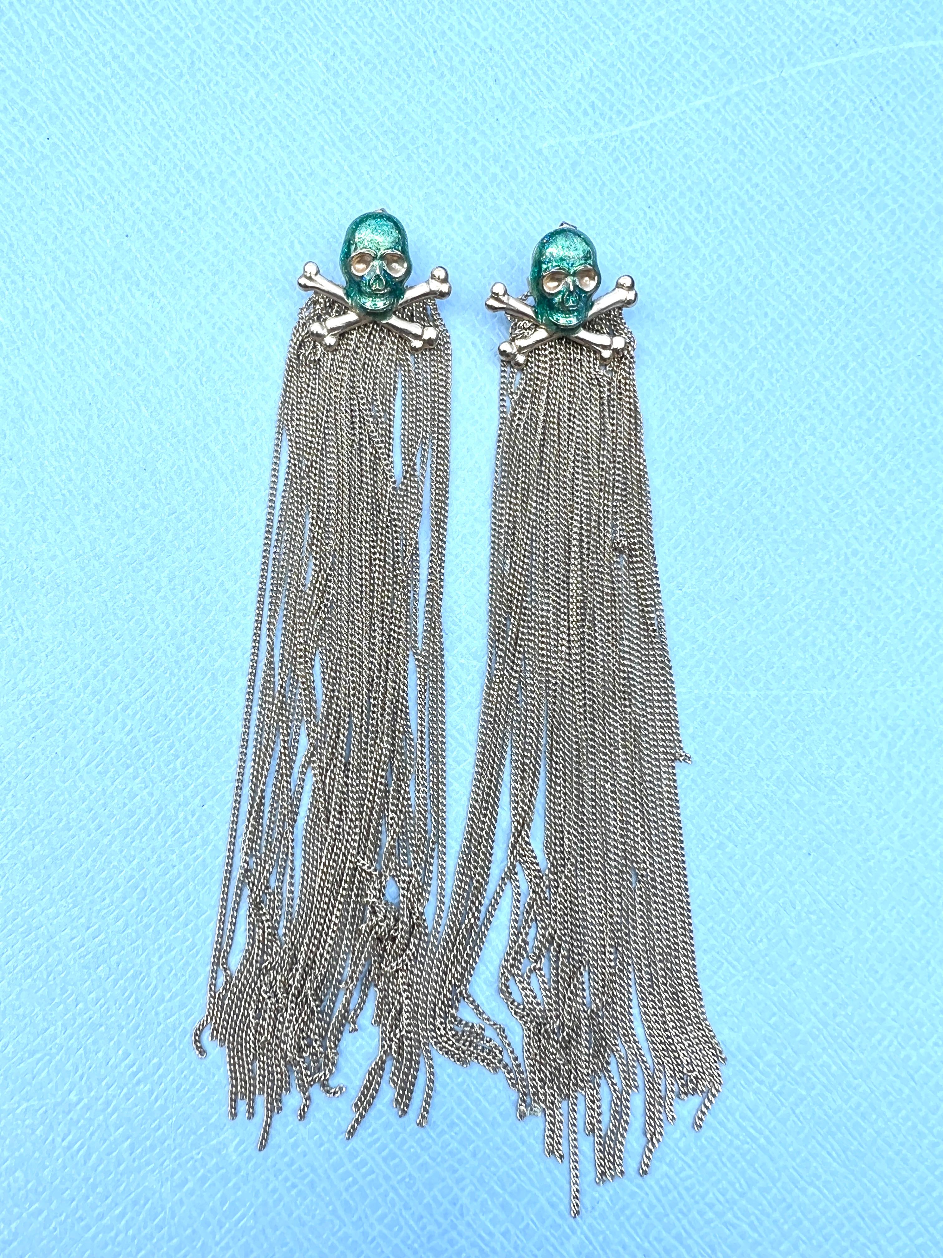 Boucles d'oreilles tête de mort émail vert multi-chaînes pendantes en vente 4