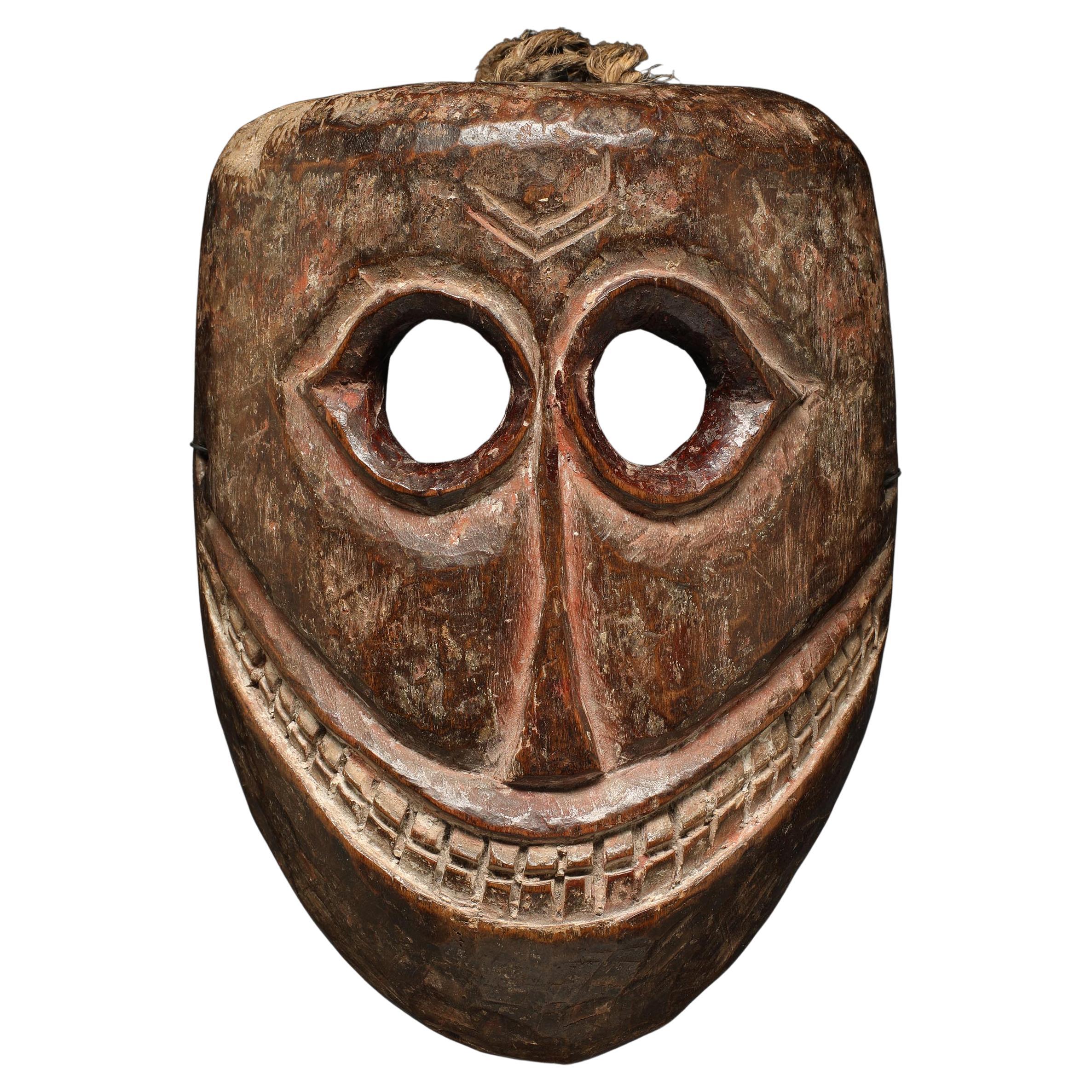 Masque de tête de mort Népal Masque de danse en Wood Wood avec yeux ouverts, bouche et dents sculptées