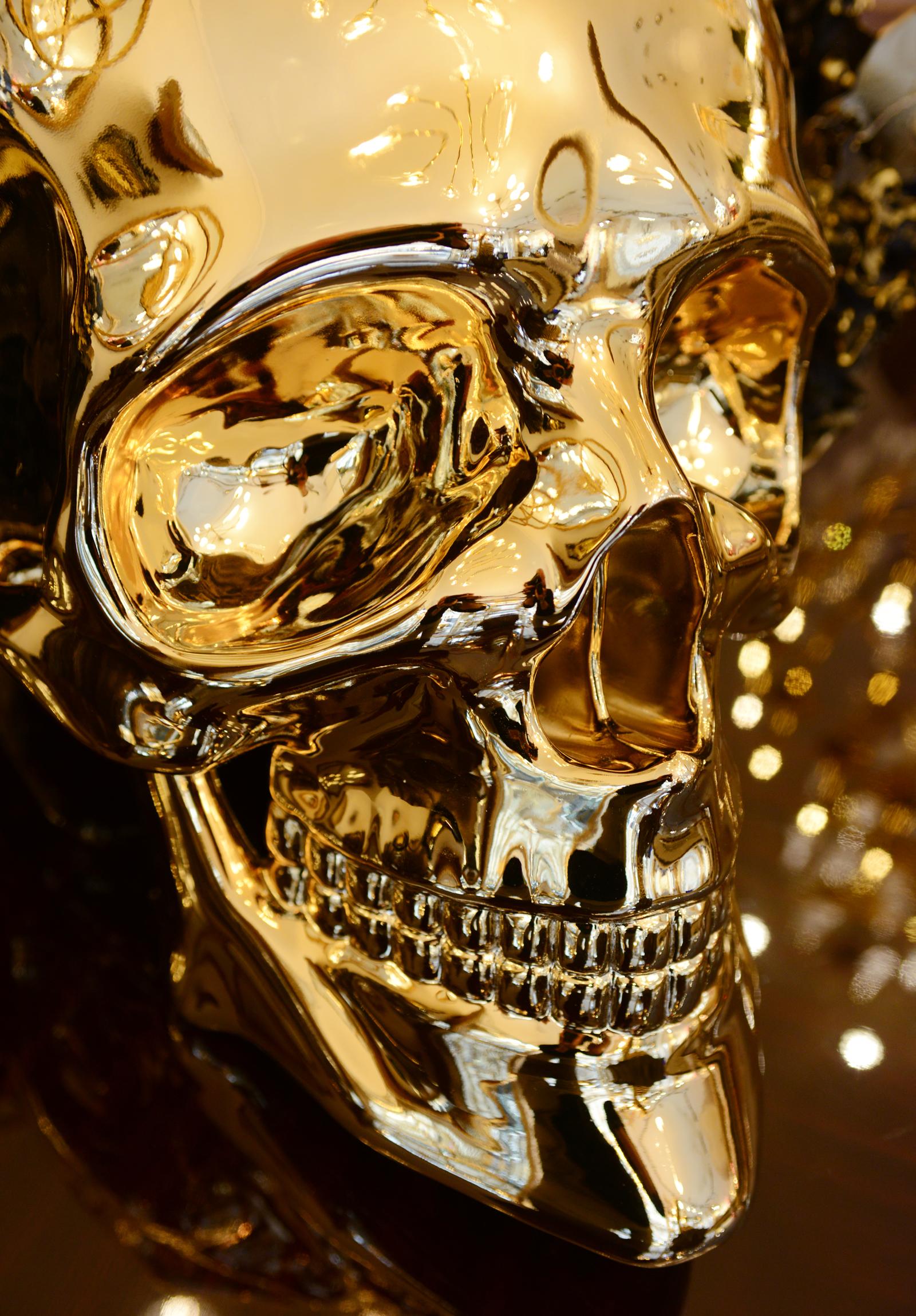 Sculpture de crâne doré d'un jeune homme en vente 4