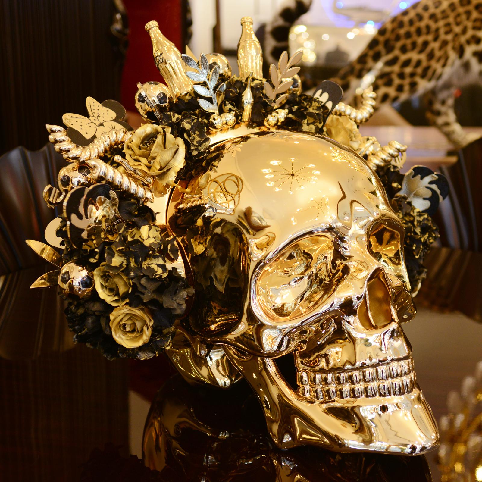 Moulage Sculpture de crâne doré d'un jeune homme en vente