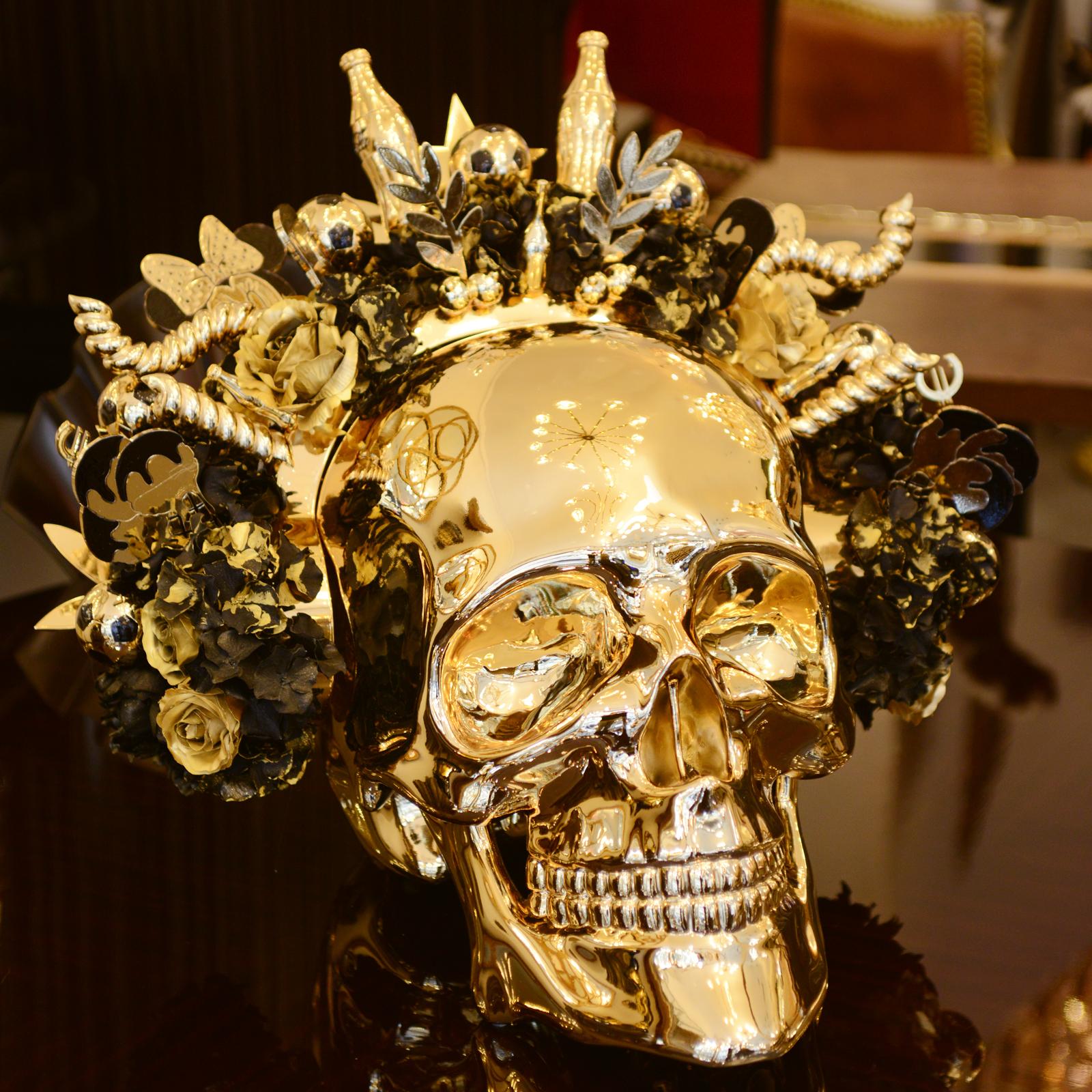 Sculpture de crâne doré d'un jeune homme Neuf - En vente à Paris, FR