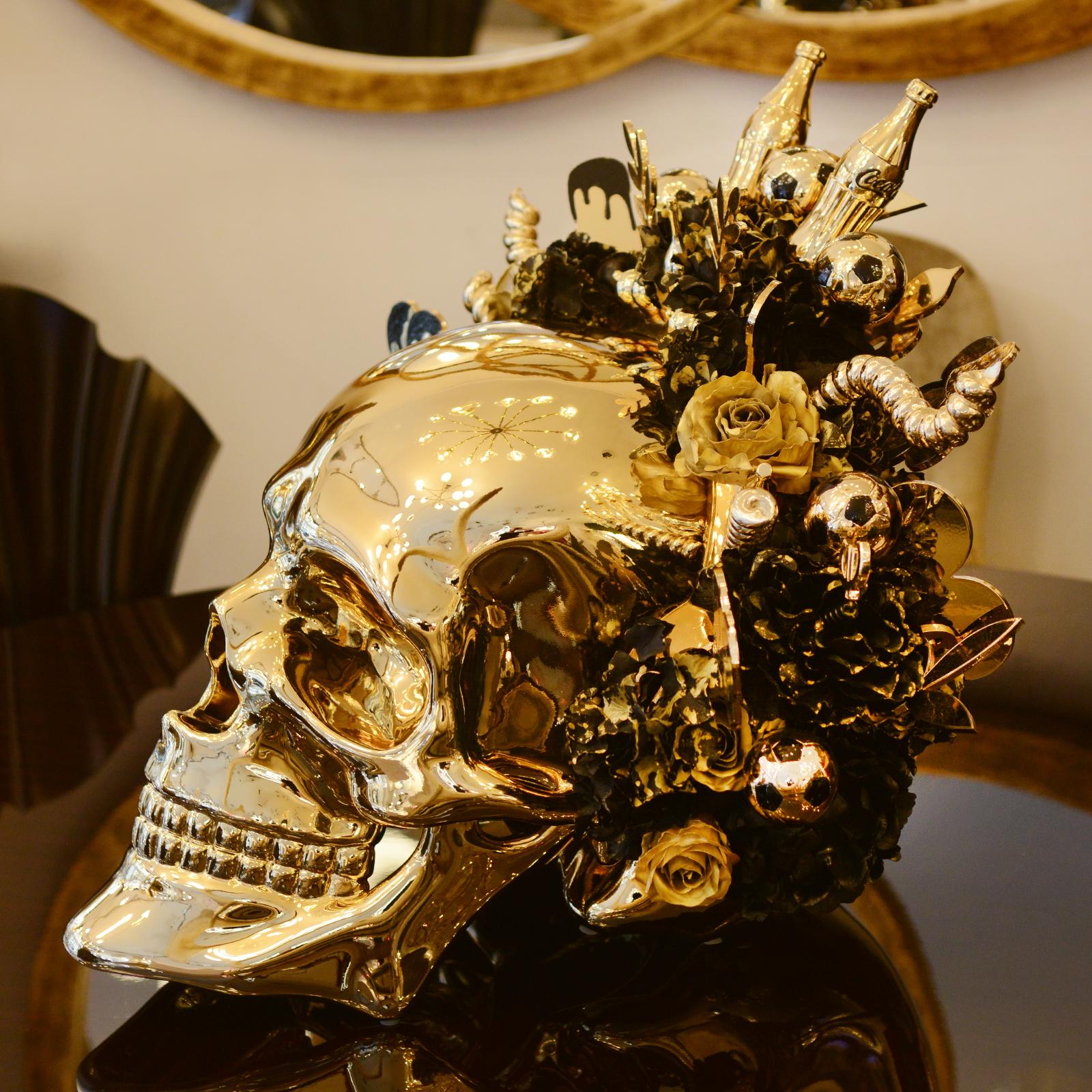 XXIe siècle et contemporain Sculpture de crâne doré d'un jeune homme en vente