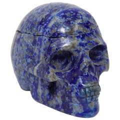 Skulptur aus Lapislazuli mit Totenkopfmuster