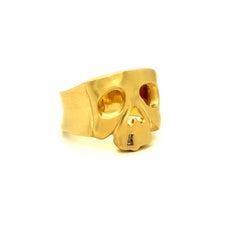 Bague à large anneau ornée d'un motif de crâne et d'un diamant, en or jaune 14 carats.