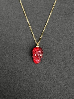 Collier avec pendentif en forme de tête de mort.