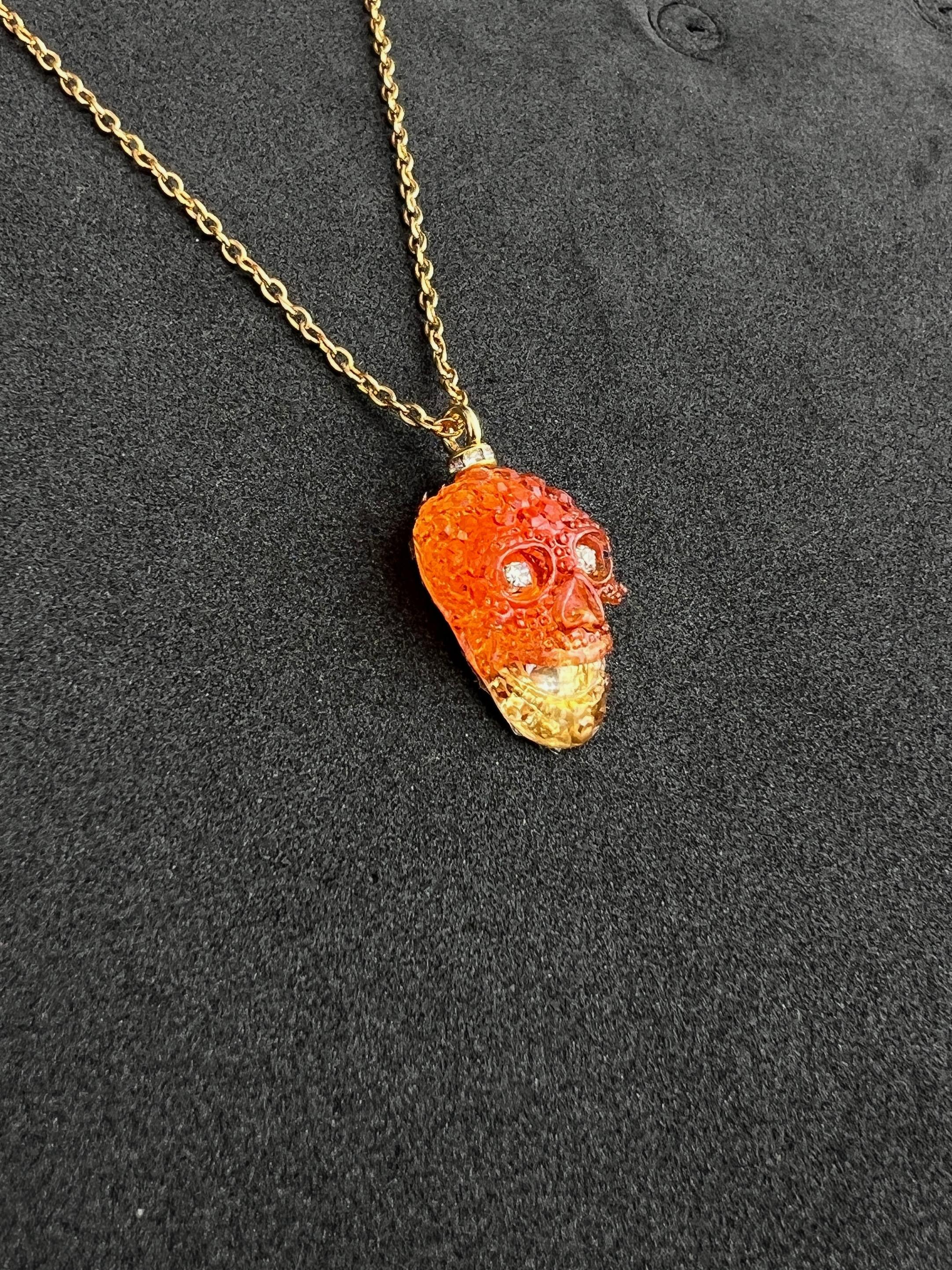 Taglio brillante Collana con ciondolo a forma di teschio. in vendita