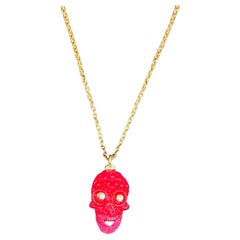 Collana con ciondolo a forma di teschio.