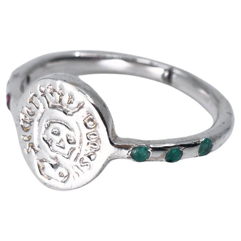 Anello con sigillo a forma di teschio, smeraldo, rubino, stemma d'argento, Memento Mori in vendita