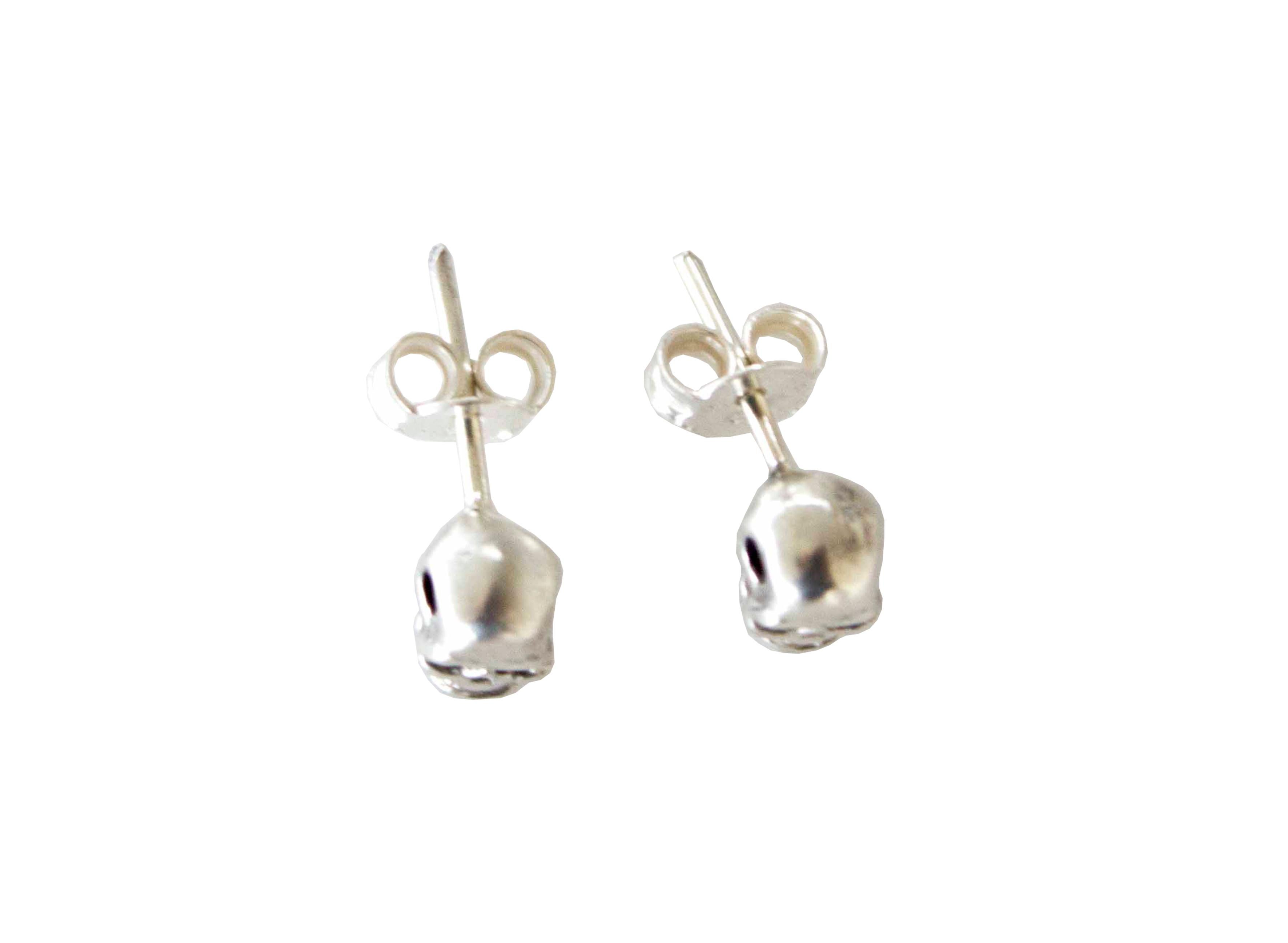 Delicate skull studs.

The earrings are made from eco sterling silver and can be worn to complete an avant-garde outfit with a touch of elegance.

Skull size 6.5mm x 4.5mm