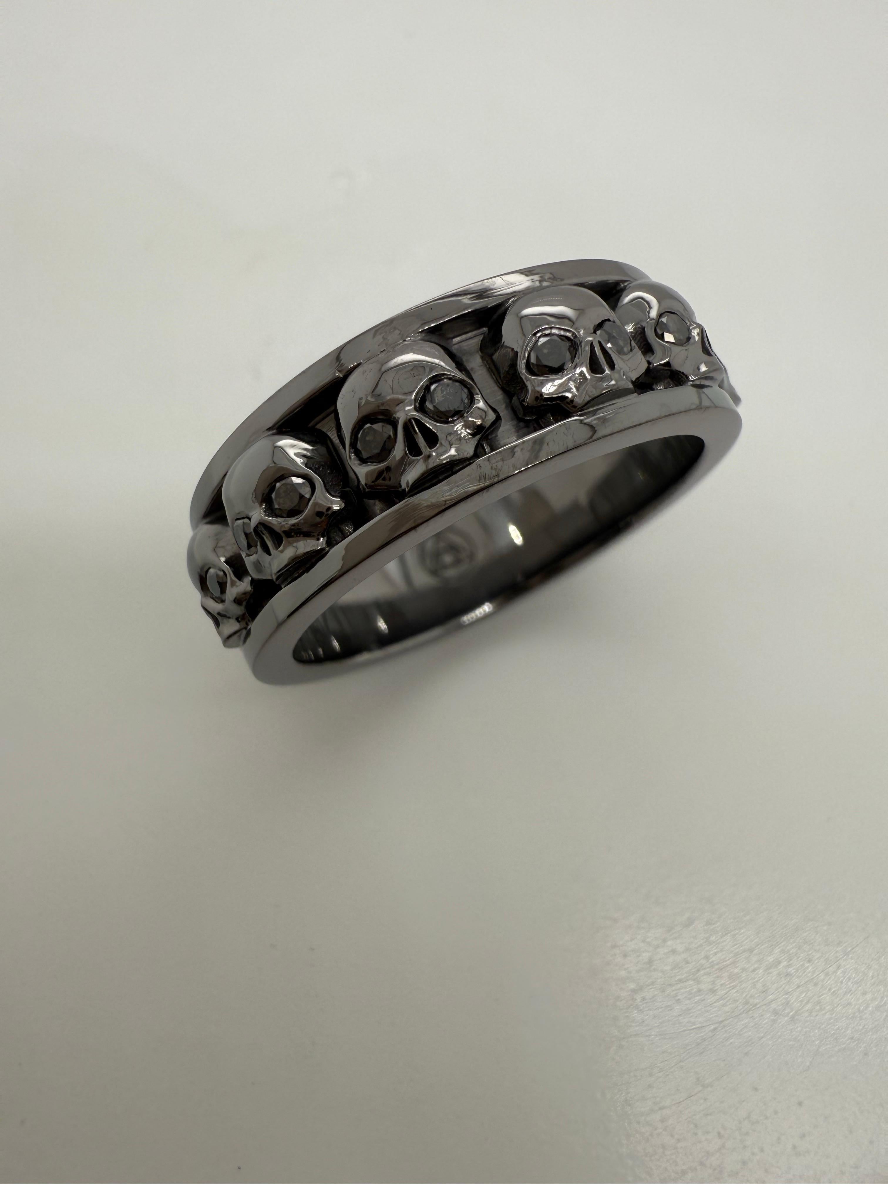 Anillo calaveras diamantes negros 14KT oro negro anillo hombre 7mm en Nuevo estado para la venta en Boca Raton, FL