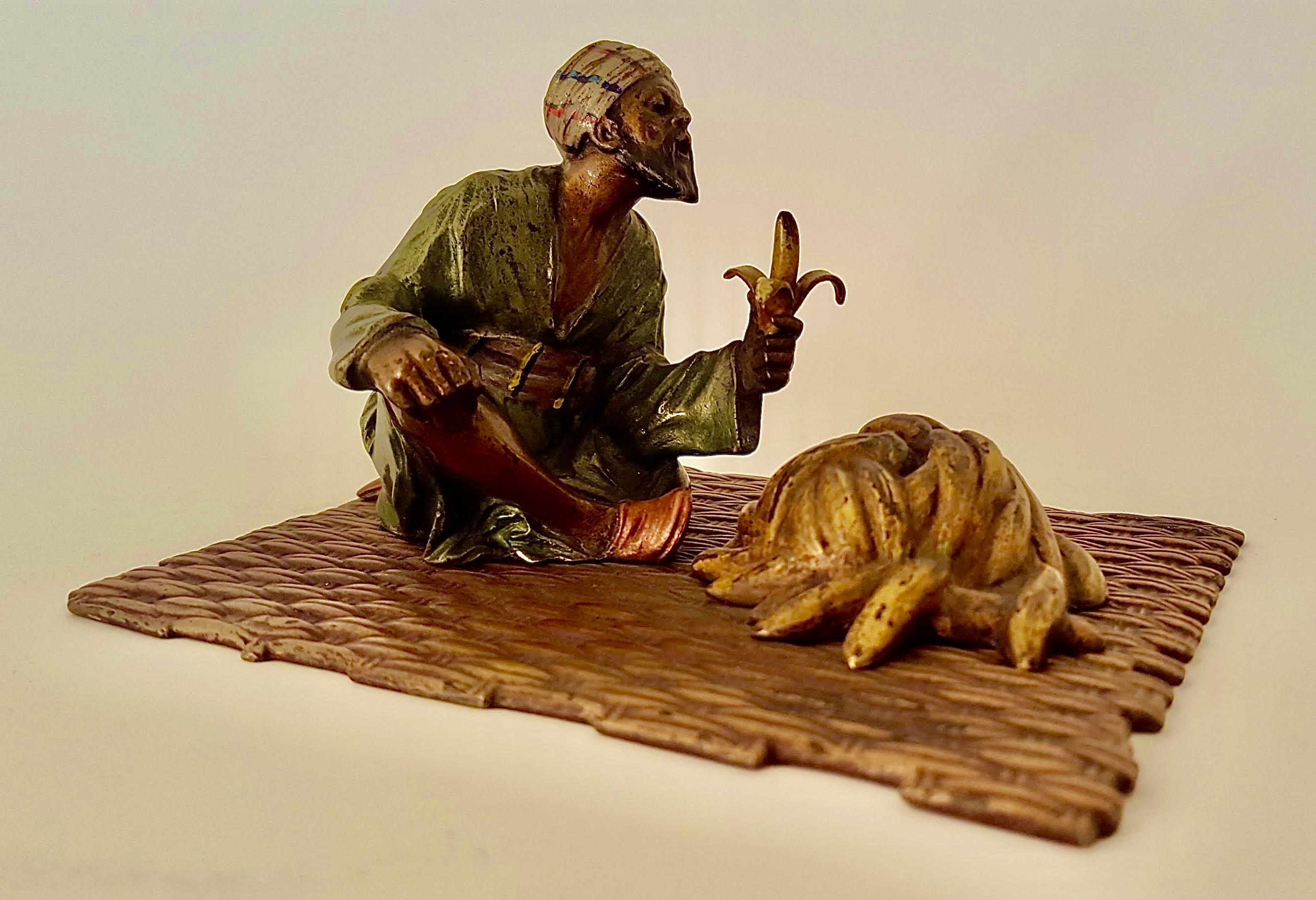 Skulptur, Araber mit Bananen auf Teppich sitzend, Wien, Anfang 20. Jh., Bronze im Zustand „Gut“ im Angebot in Mönchengladbach, NW