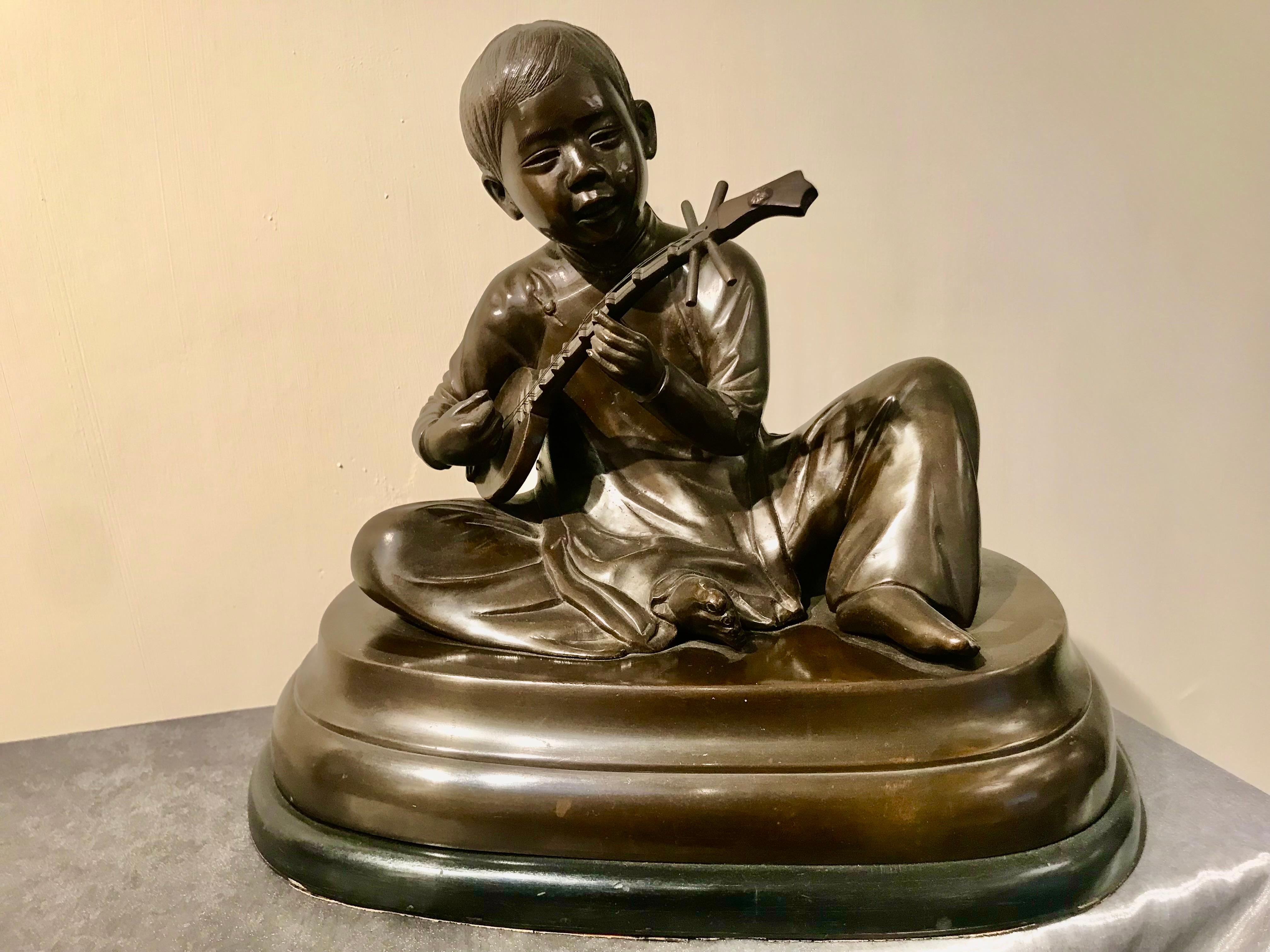 Skulptur „Der junge Musiker“, Bronze, patiniert, nicht signiert, auf Holzsockel, Frankreich, 19 Jhdt.

H 25 cm, B 35 cm , T 20 cm

Instrument ist locker eingelegt, kann herausgenommen werden.
