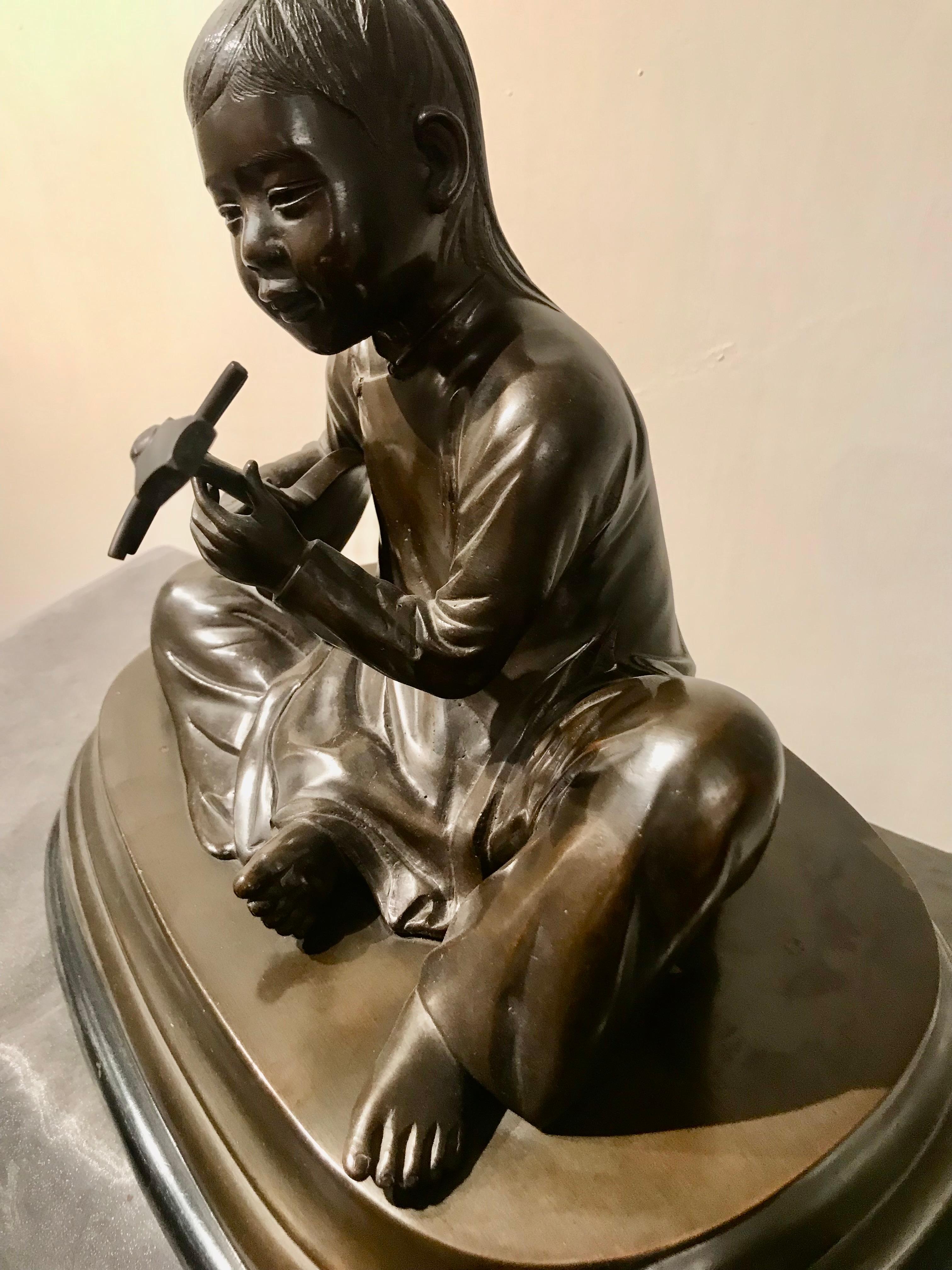 Brass Skulptur „Der junge Musiker“, Bronze, patiniert, Frankreich, 19 Jhdt. For Sale