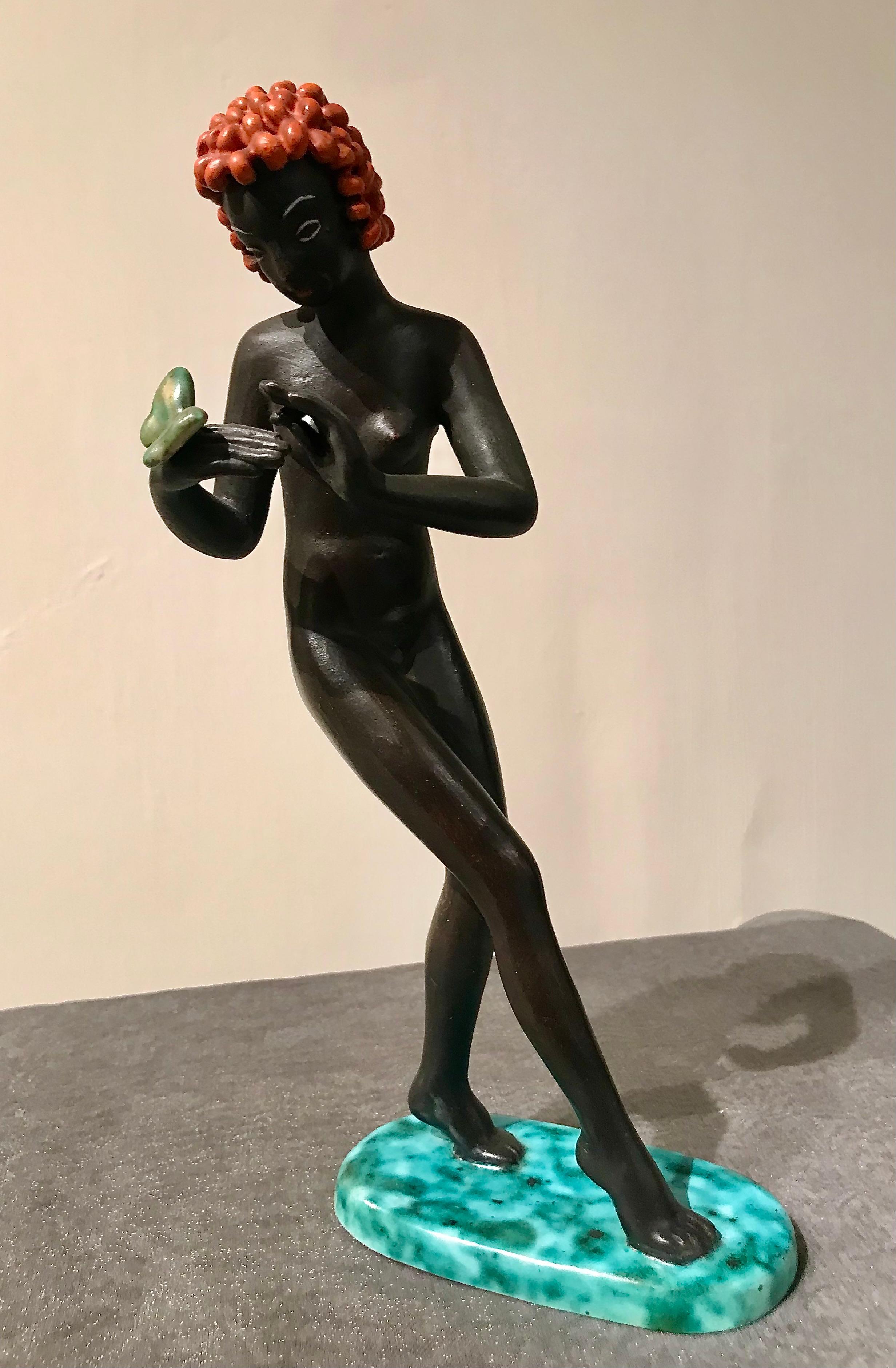 Skulptur „Mädchen mit Schmetterling“, Keramik, Wien, um 1925 In Good Condition For Sale In Mönchengladbach, NW