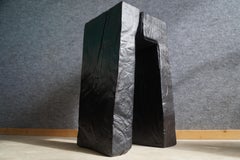 Skulpturaler Hocker aus handgehauener, geköhlter und gebürsteter Eiche