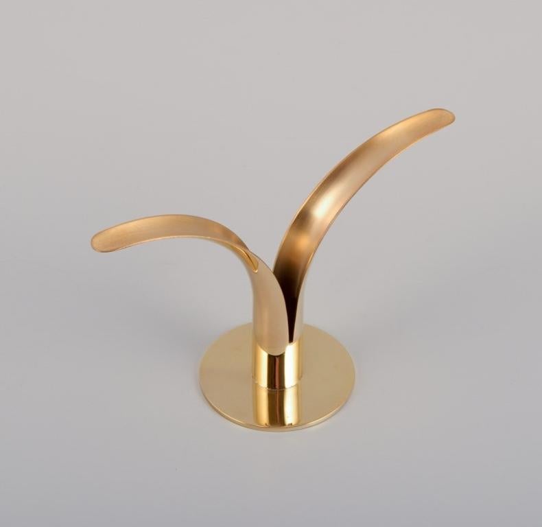 Skultuna „Liljan“ Kerzenhalter aus Messing.
Schwedisches modernes Design.
Entworfen von Ivar Ålenius Björk (1905-1978) für die New Yorker Weltausstellung im Jahr 1939. 
Es wurde von Ystad-Metall hergestellt und wird nun von Skultuna