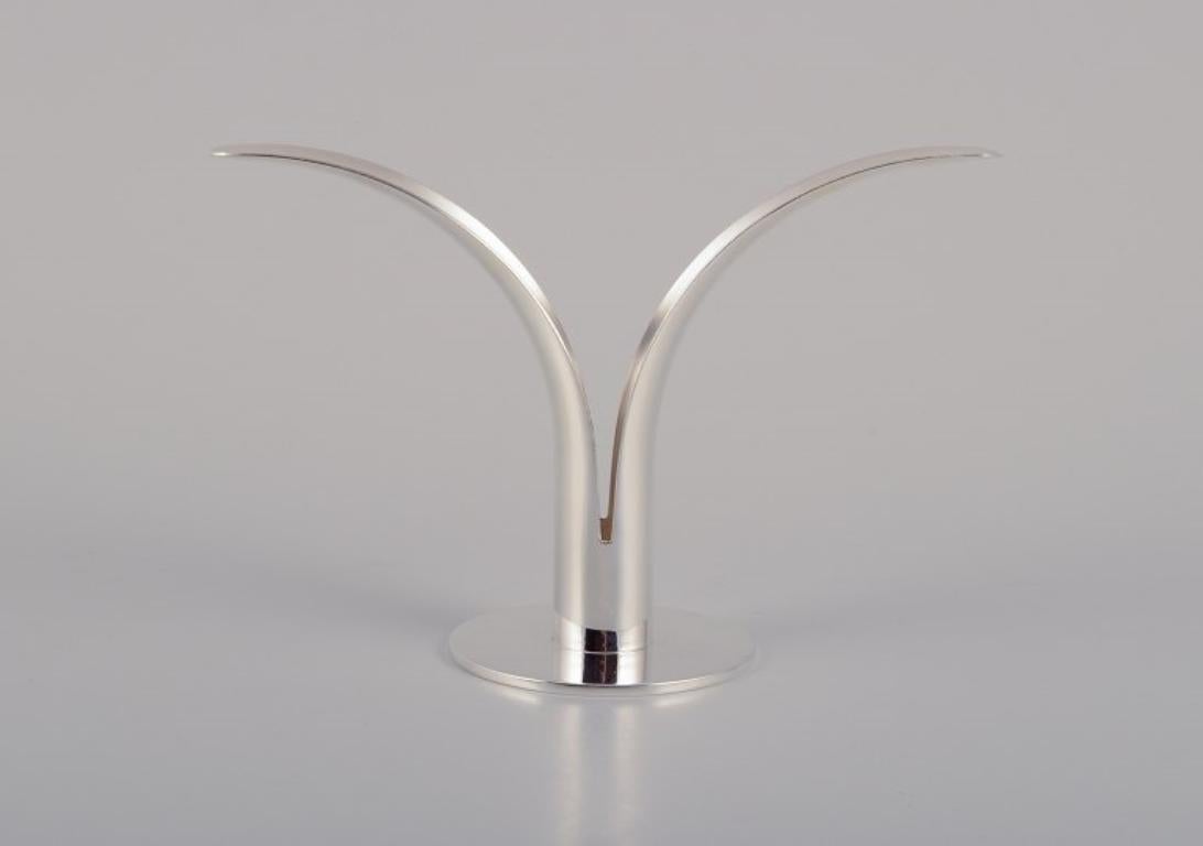 Skultuna „Liljan“ Kerzenhalter aus versilbertem Silber. 
Schwedisches modernes Design.
Entworfen von Ivar Ålenius Björk (1905-1978) für die New Yorker Weltausstellung im Jahr 1939. 
Es wurde von Ystad-Metall hergestellt und wird nun von Skultuna
