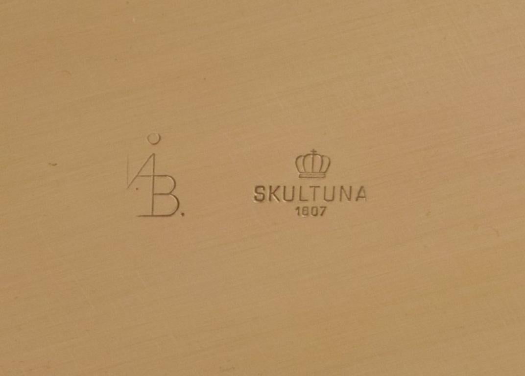 Skultuna, Schweden. Paar Kerzenhalter „Liljan“ aus Messing (21. Jahrhundert und zeitgenössisch) im Angebot