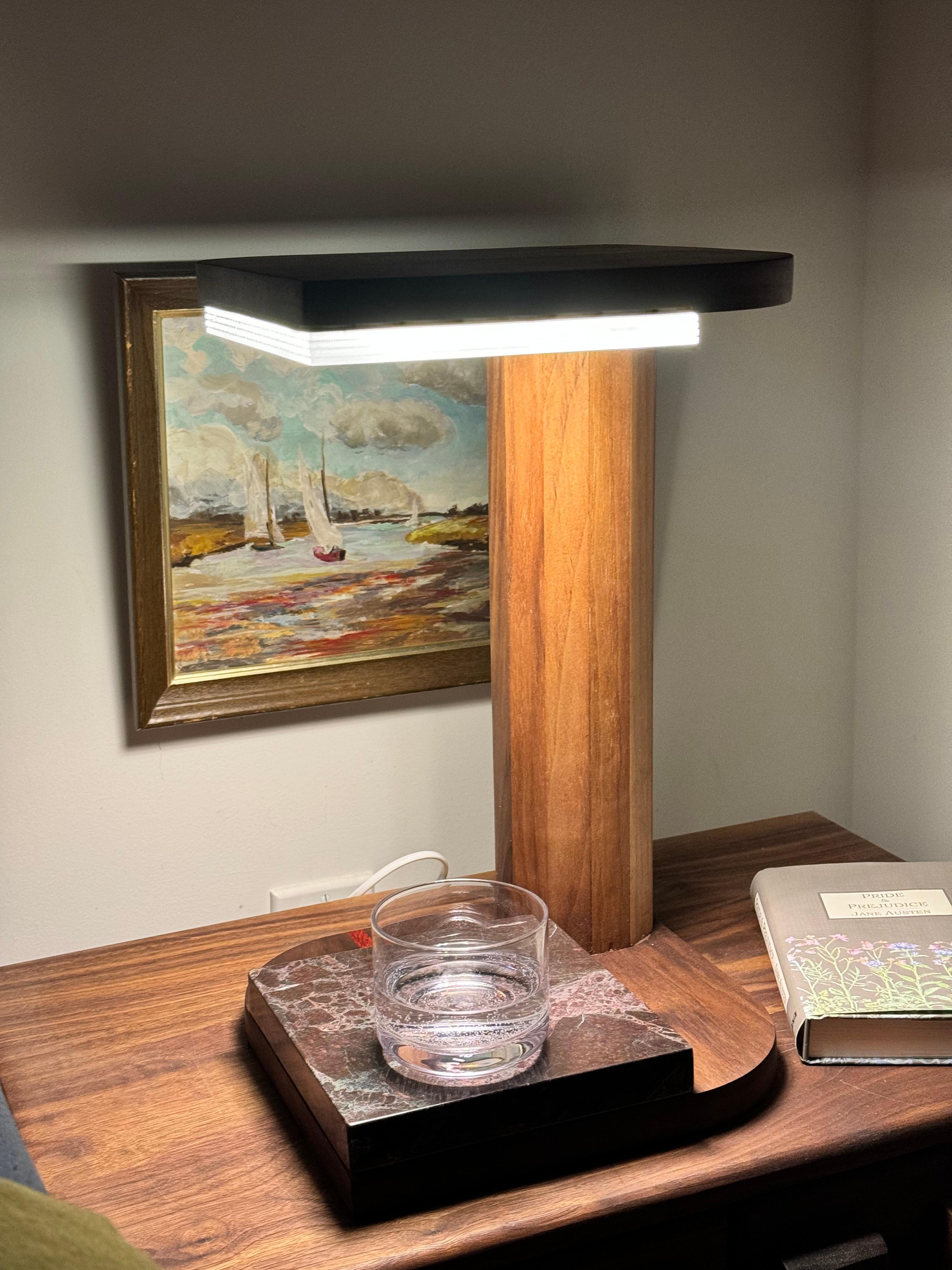 Donde el arte de la naturaleza se encuentra con la artesanía moderna.

La Lámpara de Sobremesa Cielo y Piedra encarna la esencia del Diseño Redline: una celebración de los materiales naturales, el diseño atemporal y la tranquila belleza que se