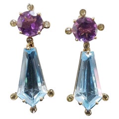 Boucles d'oreilles pendantes en topaze bleu ciel de 13 carats et diamants